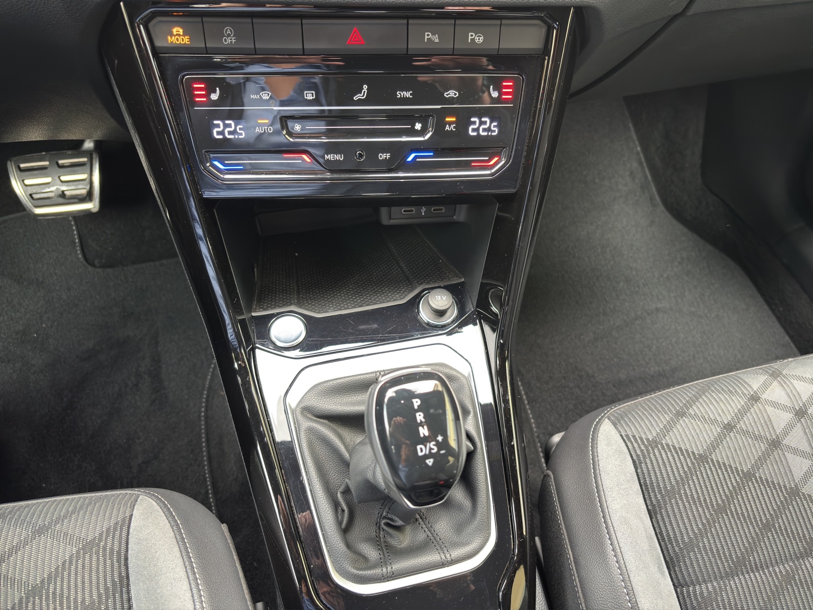 VW T-Roc 1.5 TSI EVO R-Line DSG mit AHK, Design-Paket "Black Style" & Rückfahrkamera-image-18