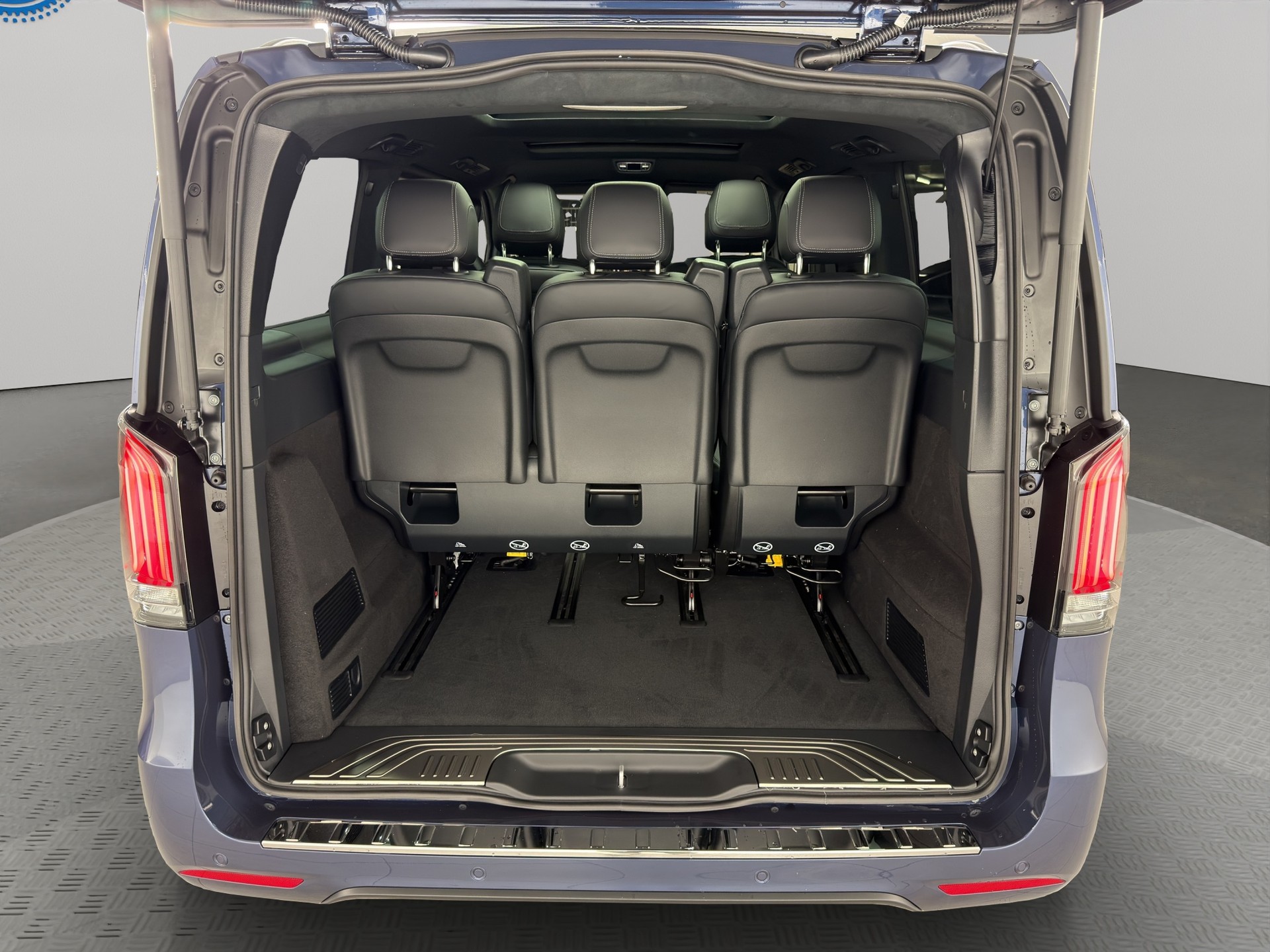 MERCEDES-BENZ V 300 d Swiss Ed. lang 4matic Van-image-6