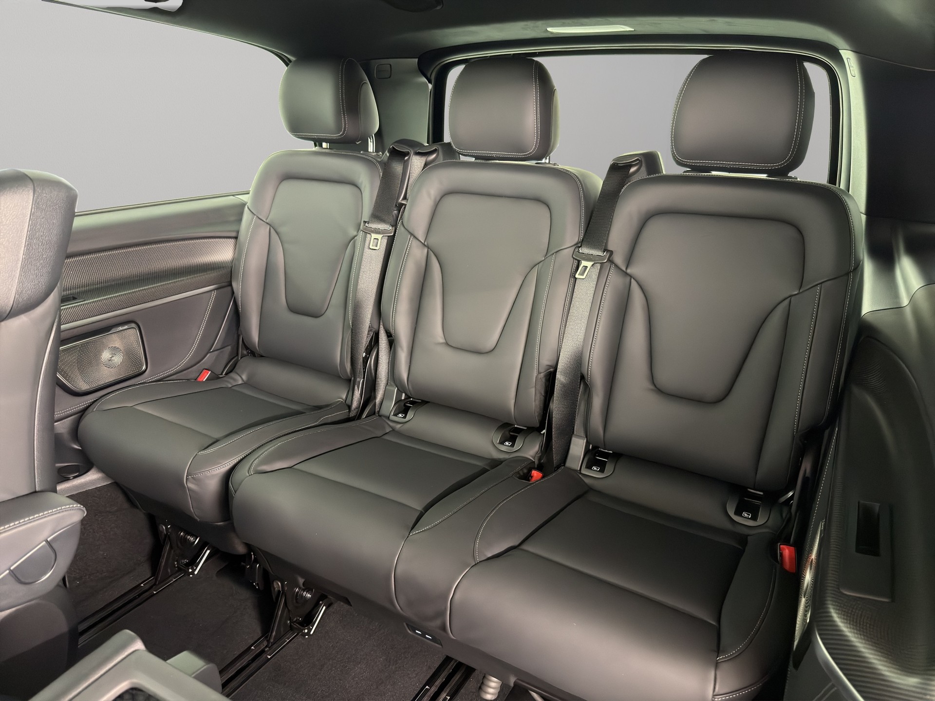 MERCEDES-BENZ V 300 d Swiss Ed. lang 4matic Van-image-11