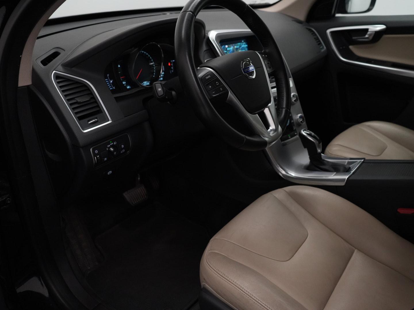 VOLVO XC60 2.4 D4 Summum AWD S/S-image-9