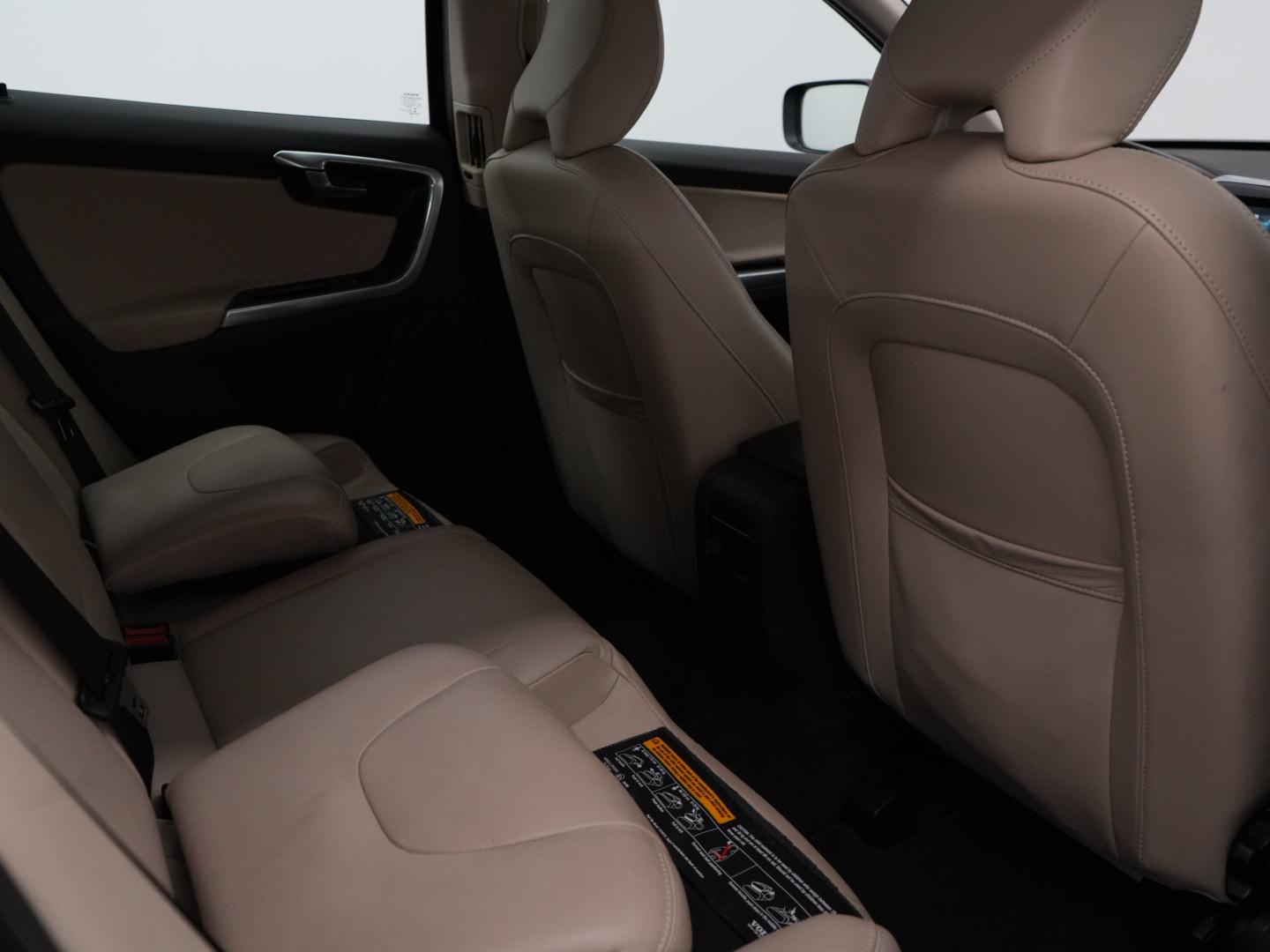VOLVO XC60 2.4 D4 Summum AWD S/S-image-13