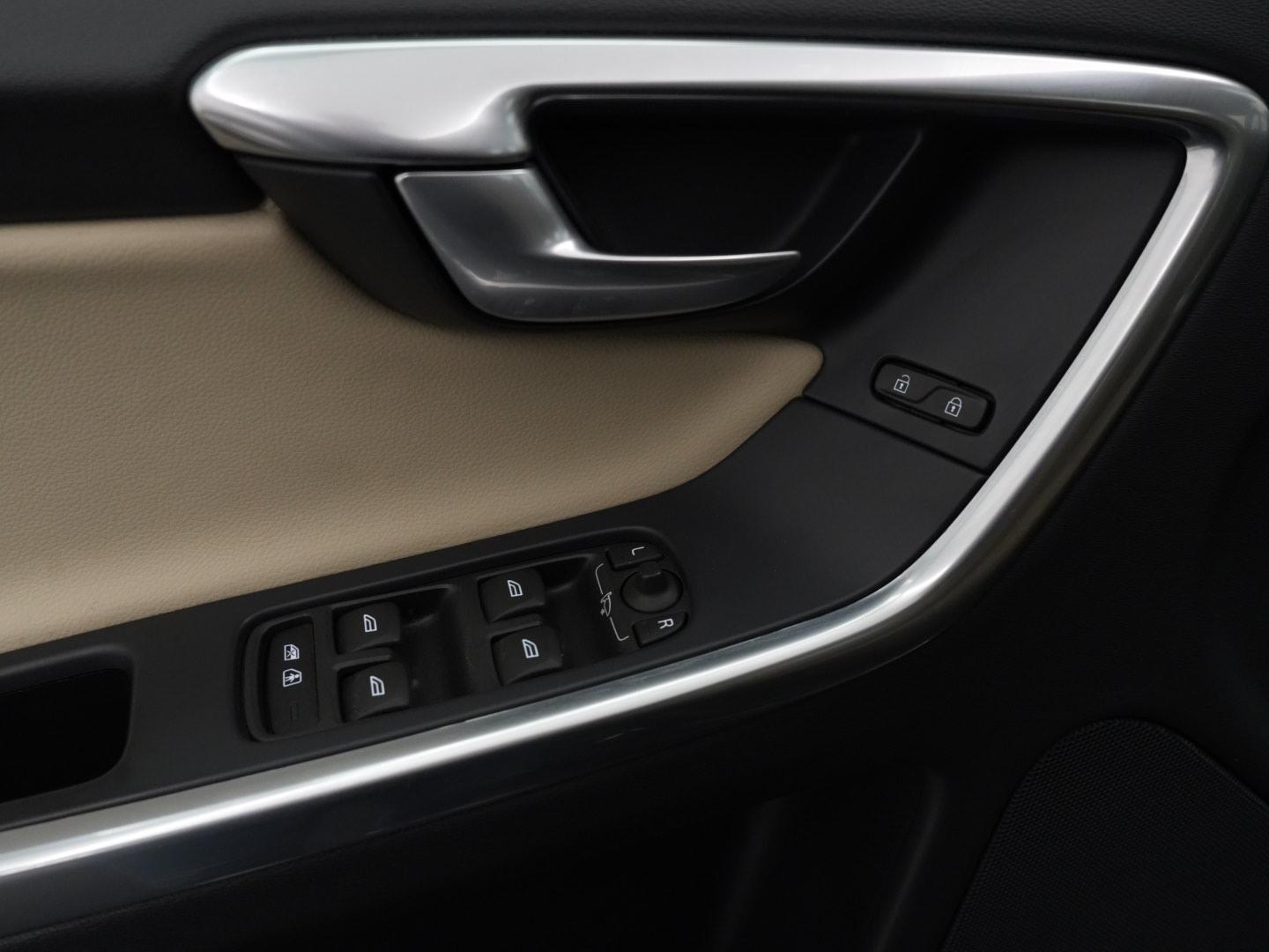 VOLVO XC60 2.4 D4 Summum AWD S/S-image-19