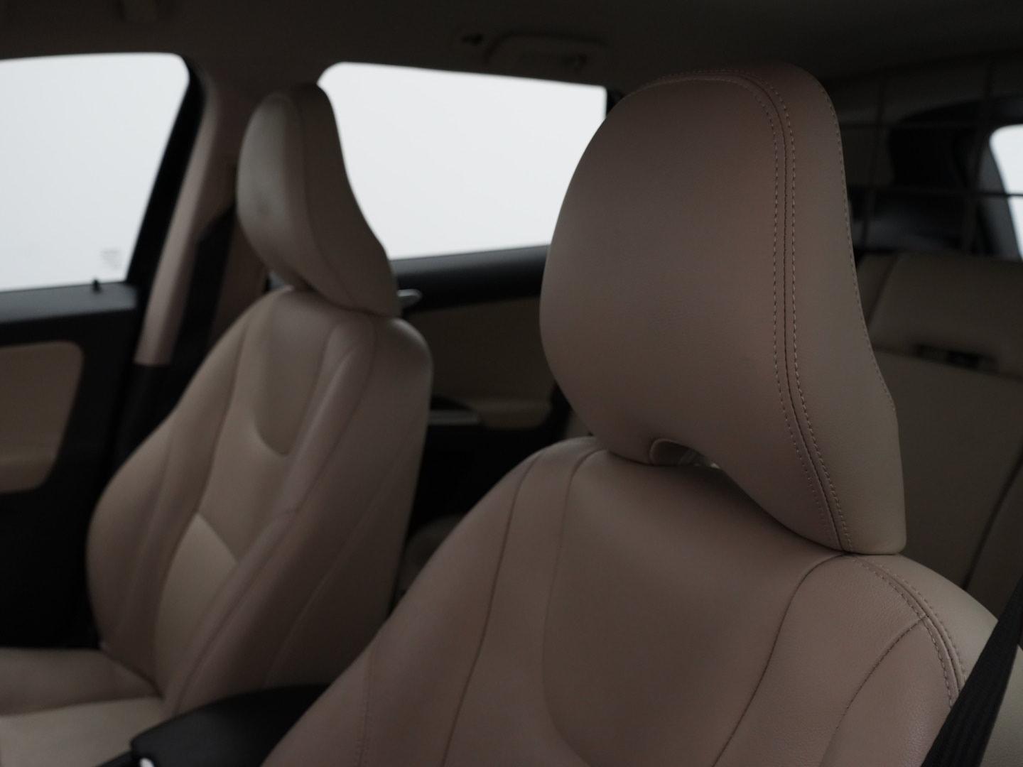VOLVO XC60 2.4 D4 Summum AWD S/S-image-10