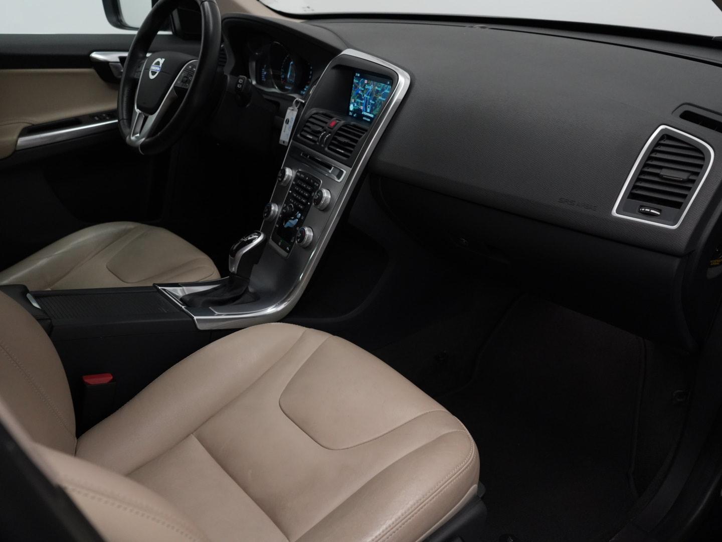 VOLVO XC60 2.4 D4 Summum AWD S/S-image-11