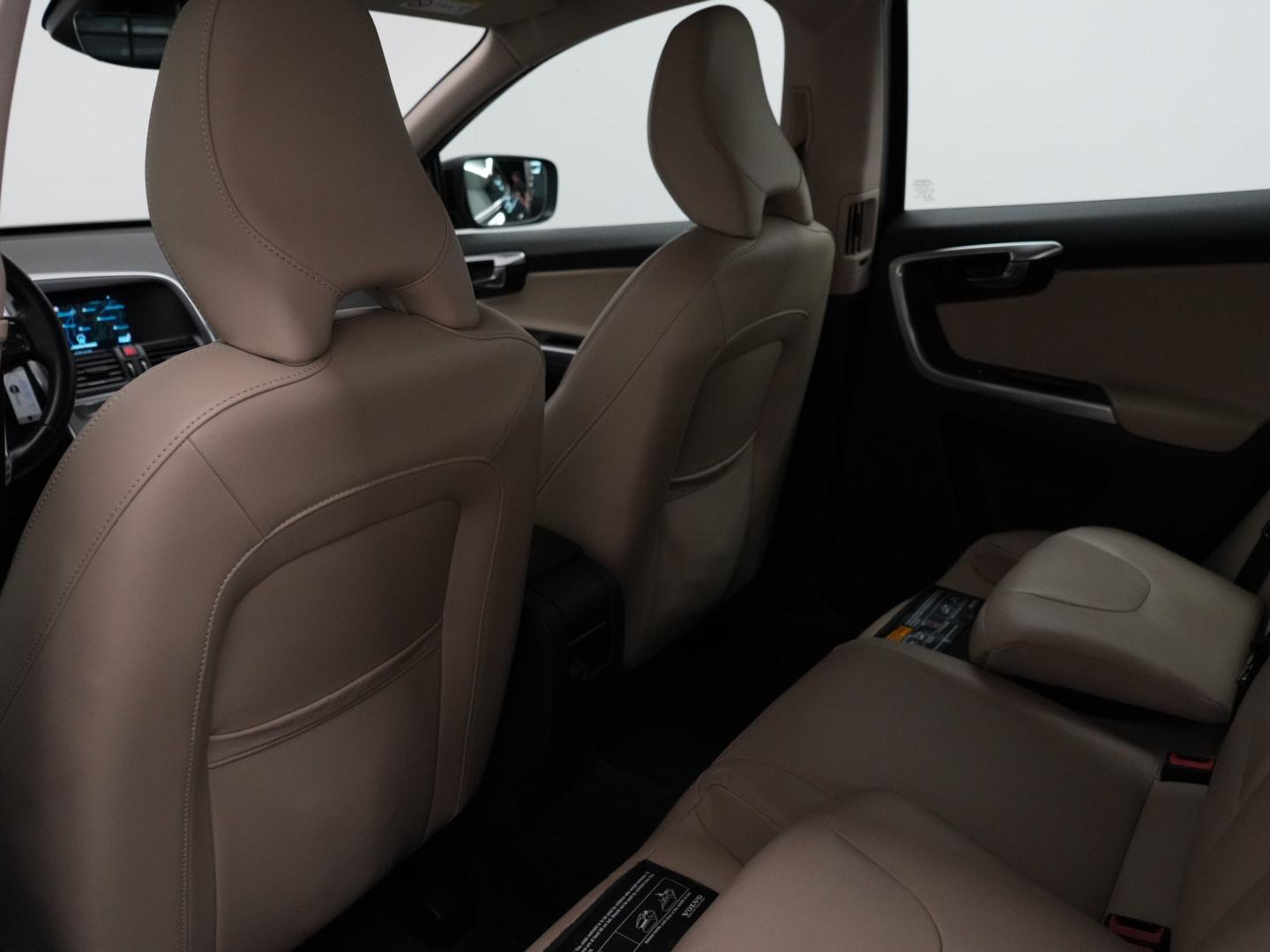 VOLVO XC60 2.4 D4 Summum AWD S/S-image-12