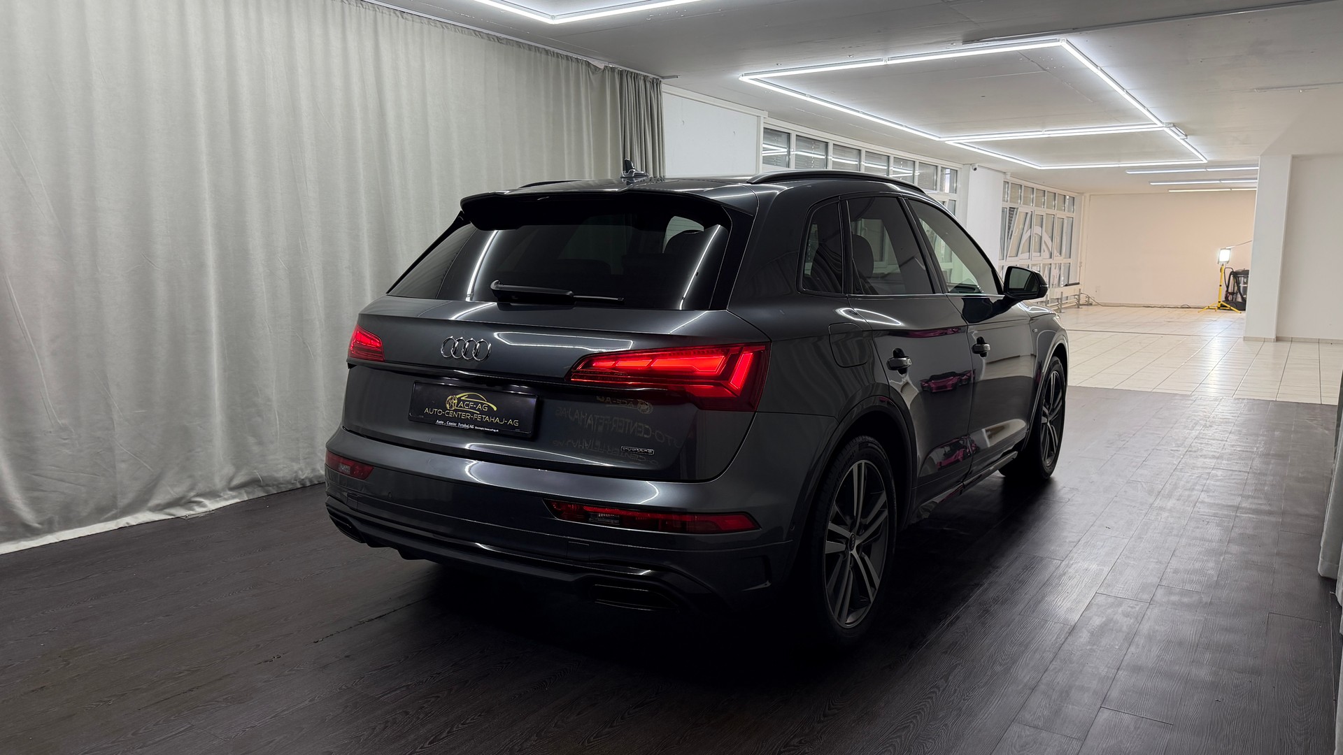 AUDI Q5 40 TDI Black Edition quattro S-tronic-image-3