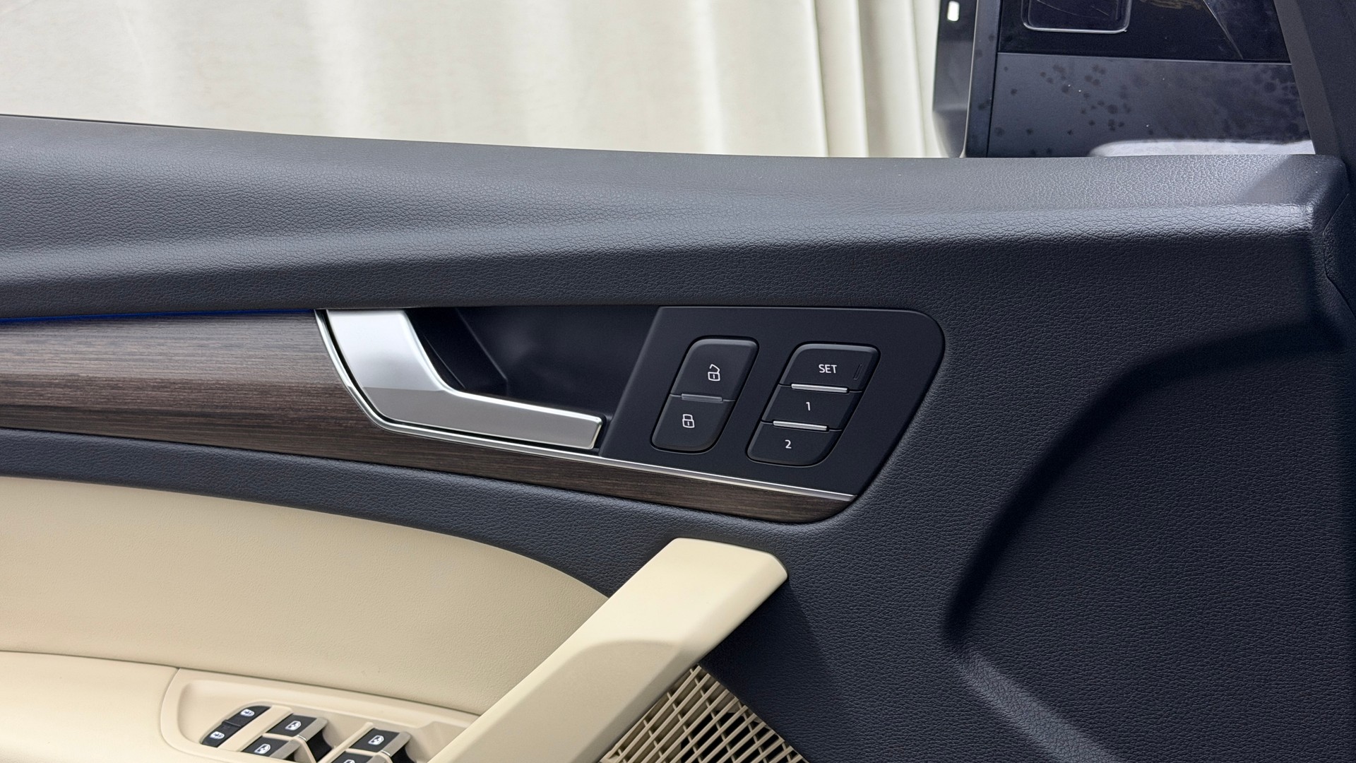 AUDI Q5 40 TDI Black Edition quattro S-tronic-image-16