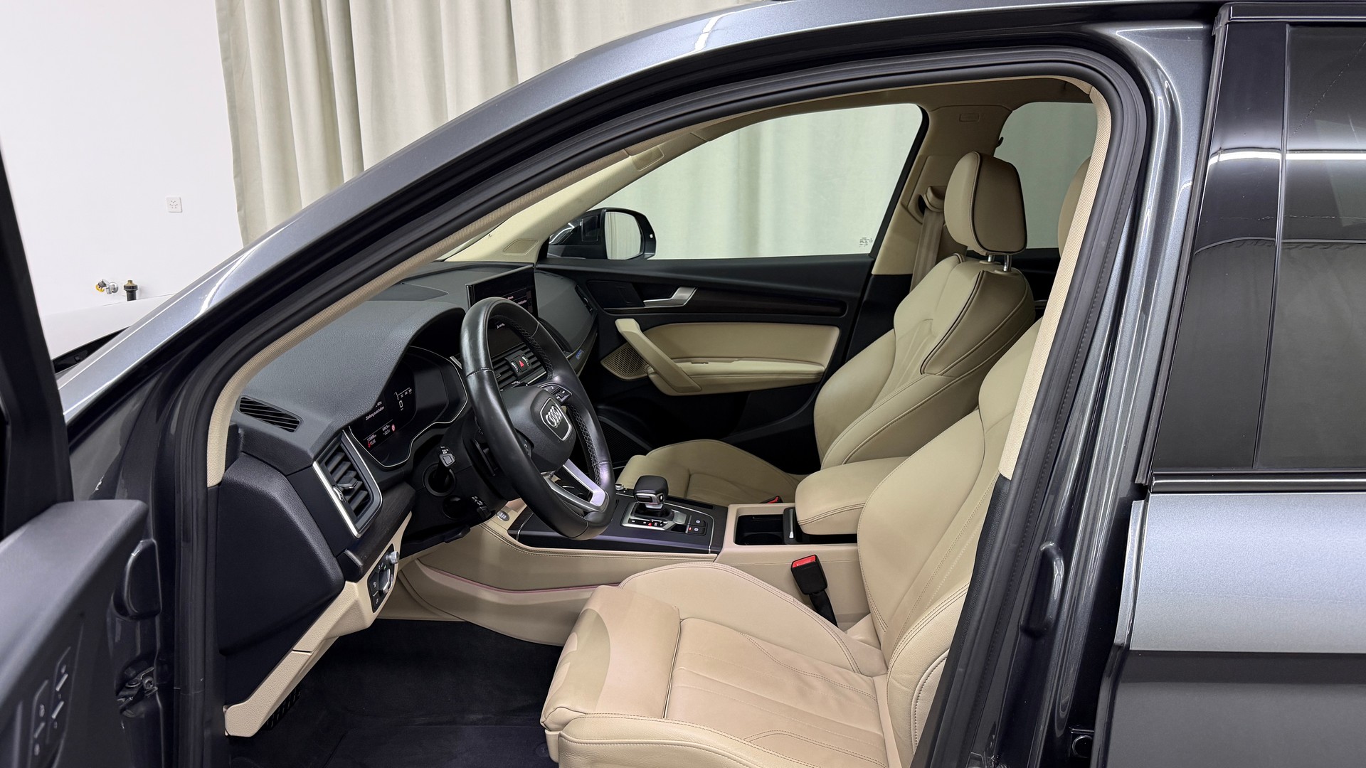 AUDI Q5 40 TDI Black Edition quattro S-tronic-image-6