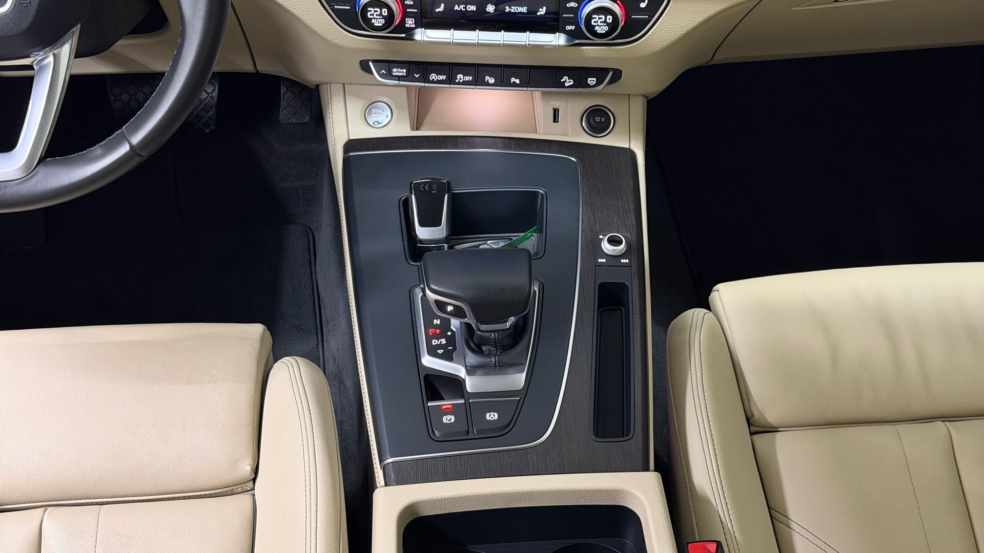 AUDI Q5 40 TDI Black Edition quattro S-tronic-image-12