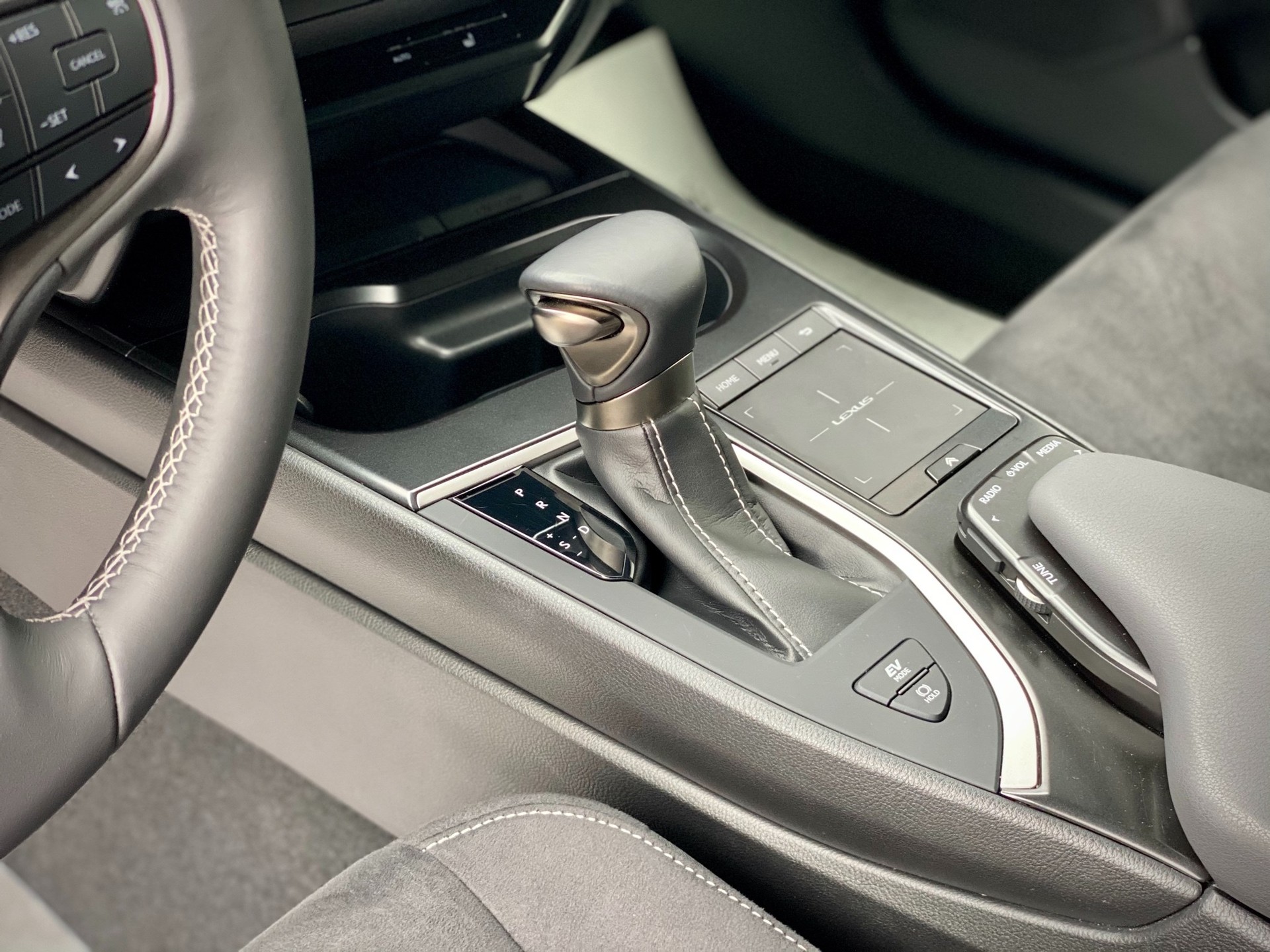 LEXUS UX 250h Impression AWD Automatic - Véhicule Suisse (CH)-image-13