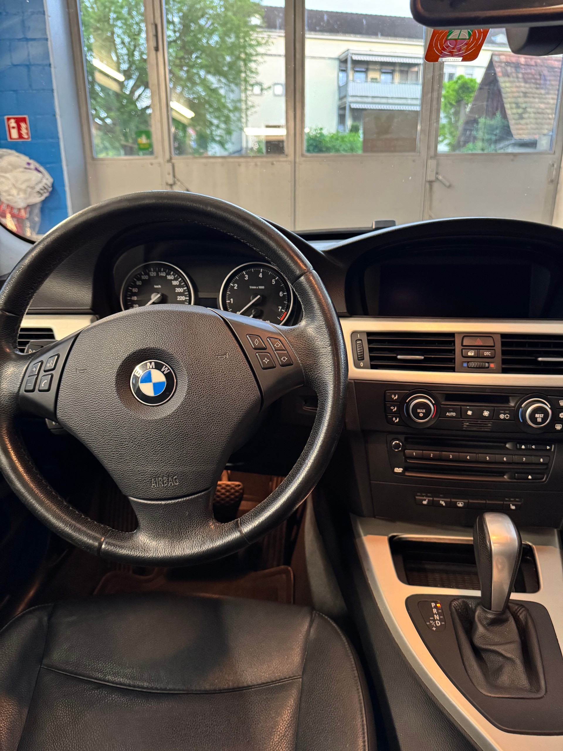 BMW 325i Steptronic-image-8
