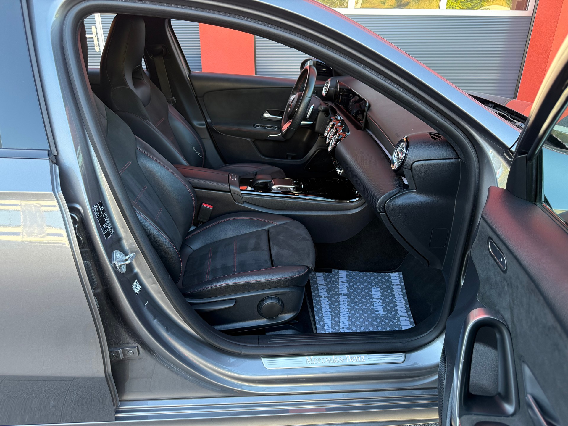 MERCEDES-BENZ A 250 4Matic AMG Line 4Matic 7G-DCT-image-11