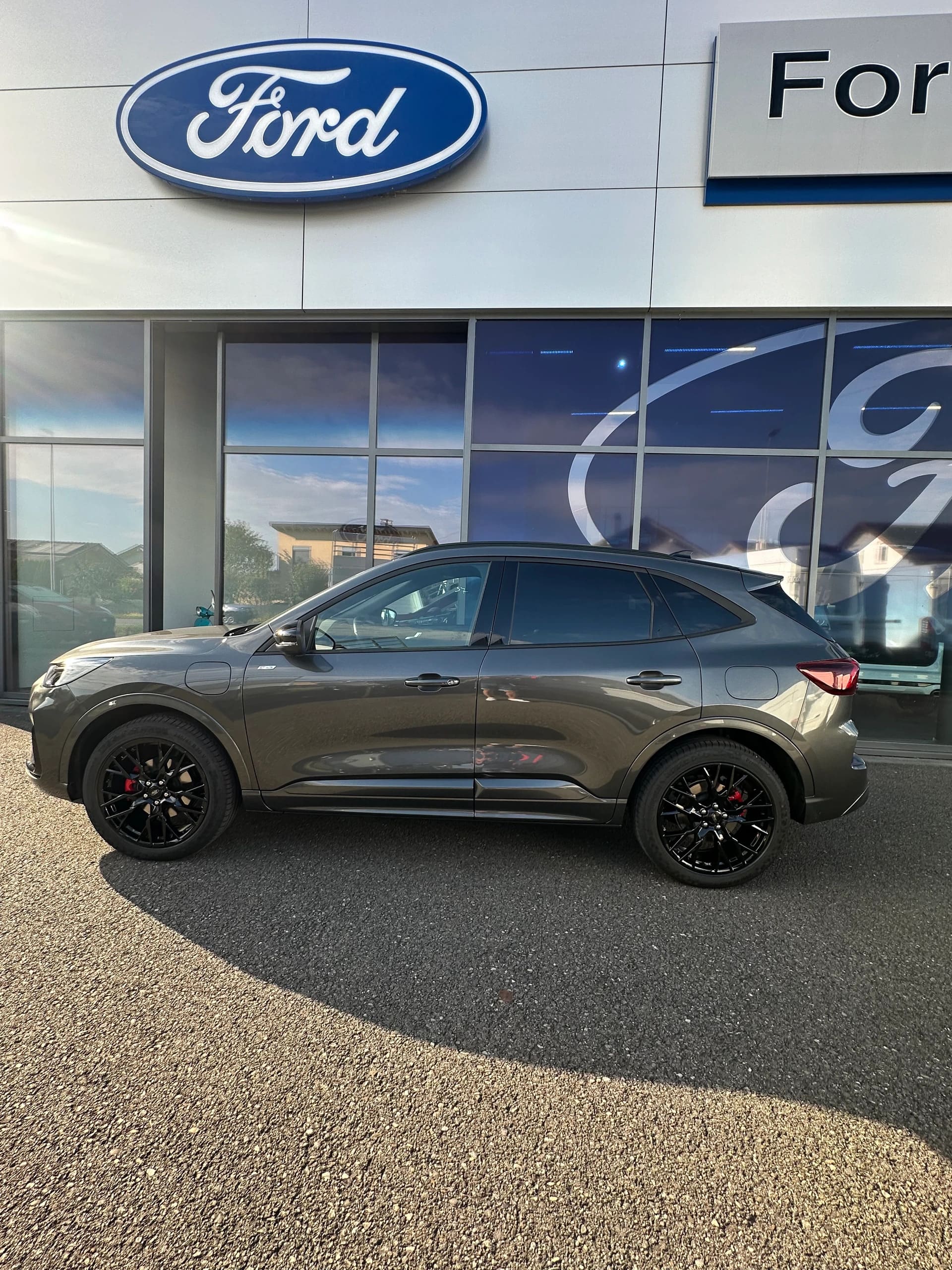 FORD Kuga 2.5 Plug-in Hybrid ST-Lin PHEV/FWD-image-2