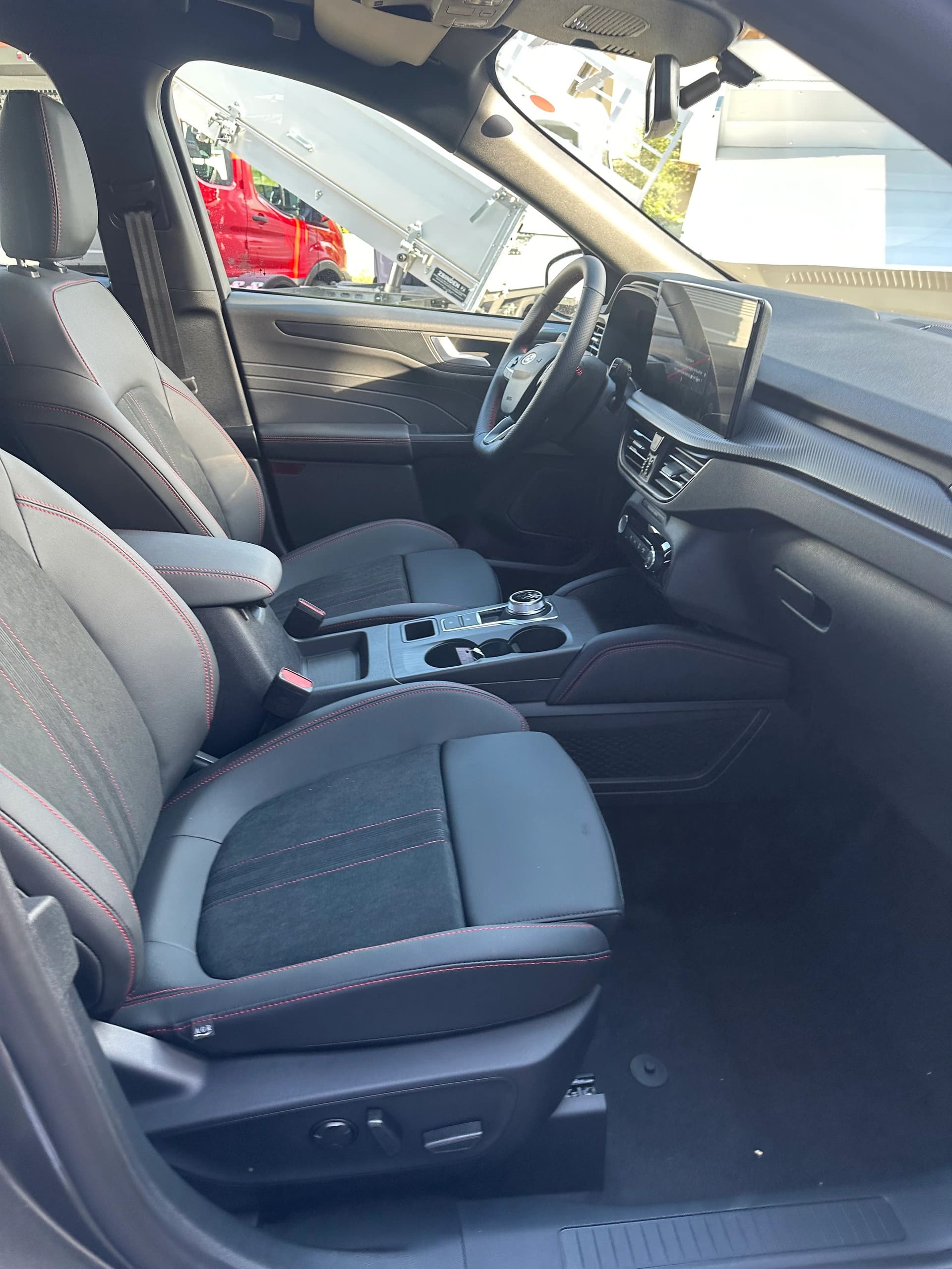 FORD Kuga 2.5 Plug-in Hybrid ST-Lin PHEV/FWD-image-13