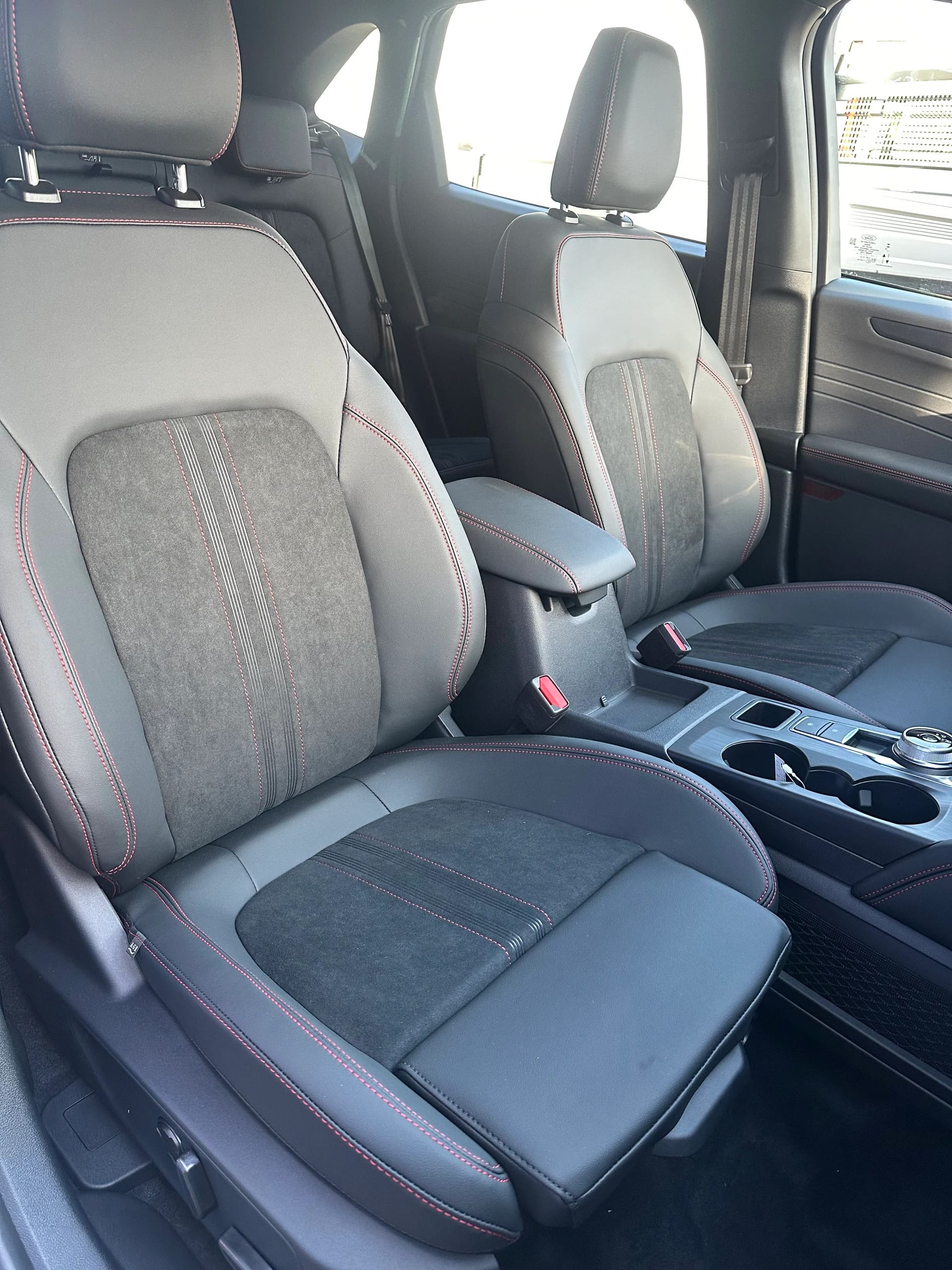 FORD Kuga 2.5 Plug-in Hybrid ST-Lin PHEV/FWD-image-15