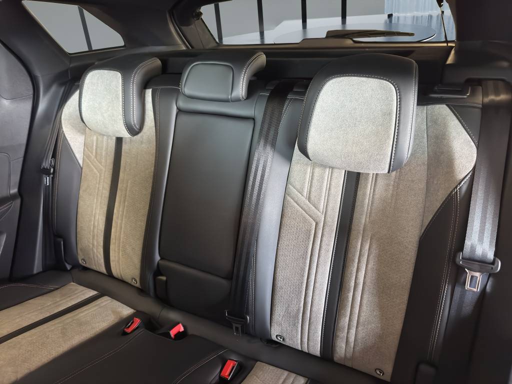 PEUGEOT 3008 300e Hybrid4 GT Pack EAT8-image-8