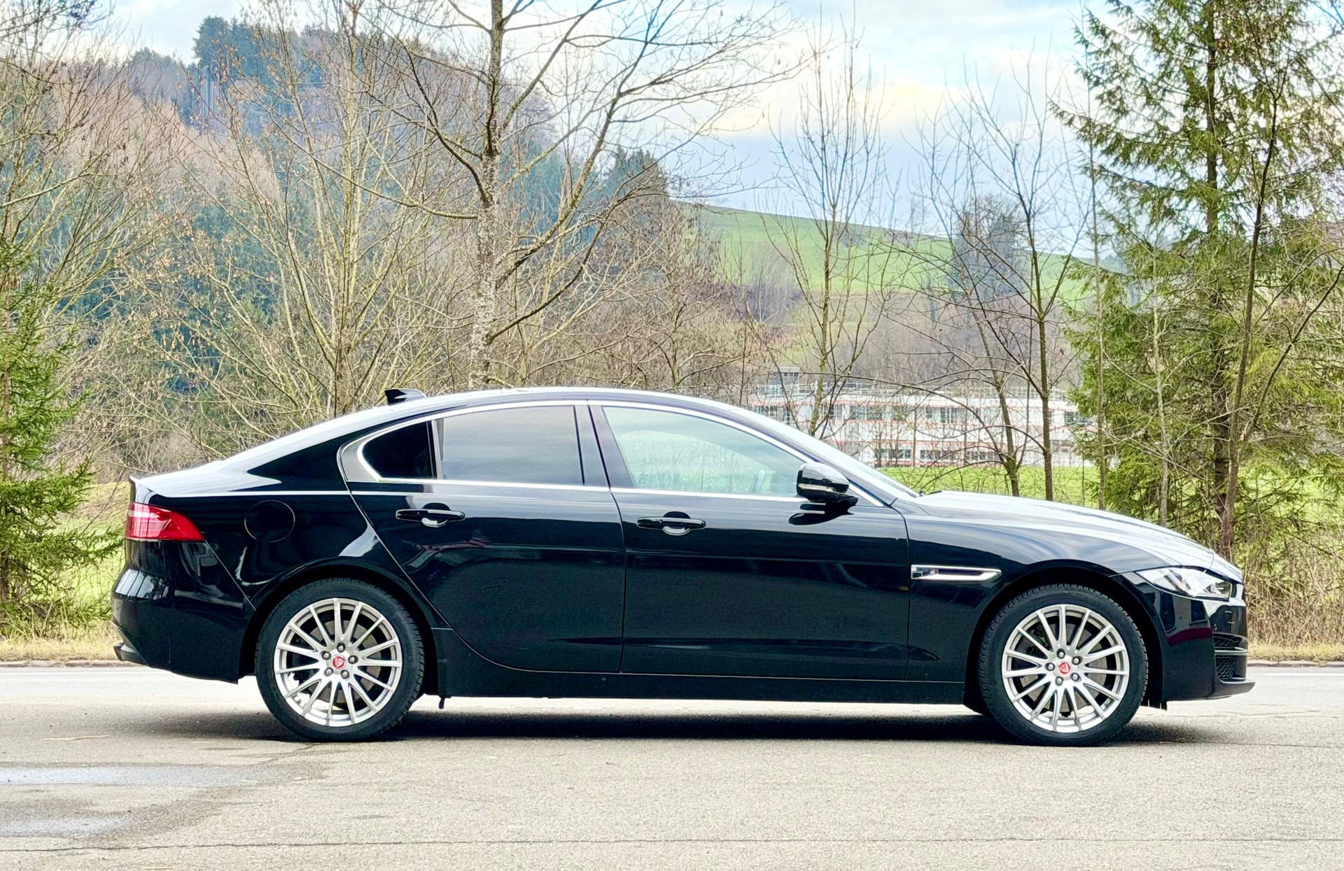 JAGUAR XE 25t 2.0 Portfolio AWD Automatic-image-5