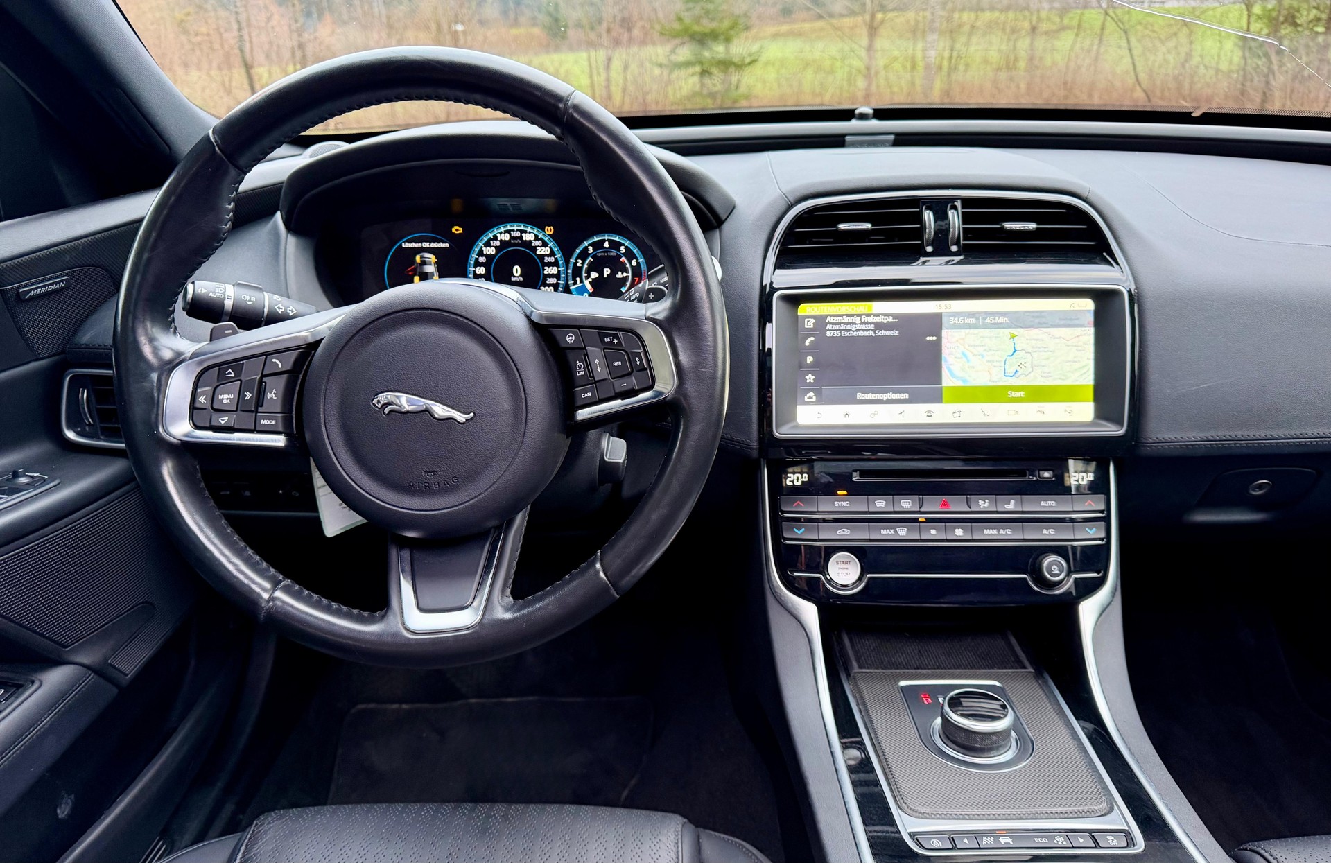 JAGUAR XE 25t 2.0 Portfolio AWD Automatic-image-11