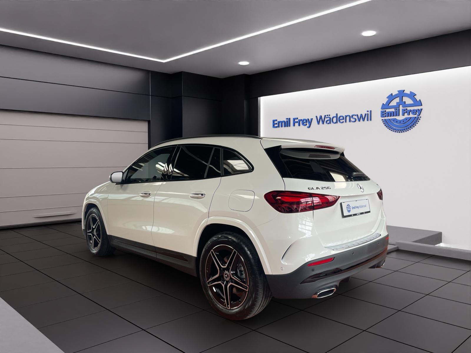 MERCEDES-BENZ GLA 250 4MATIC Swiss Star AMG Line-image-2