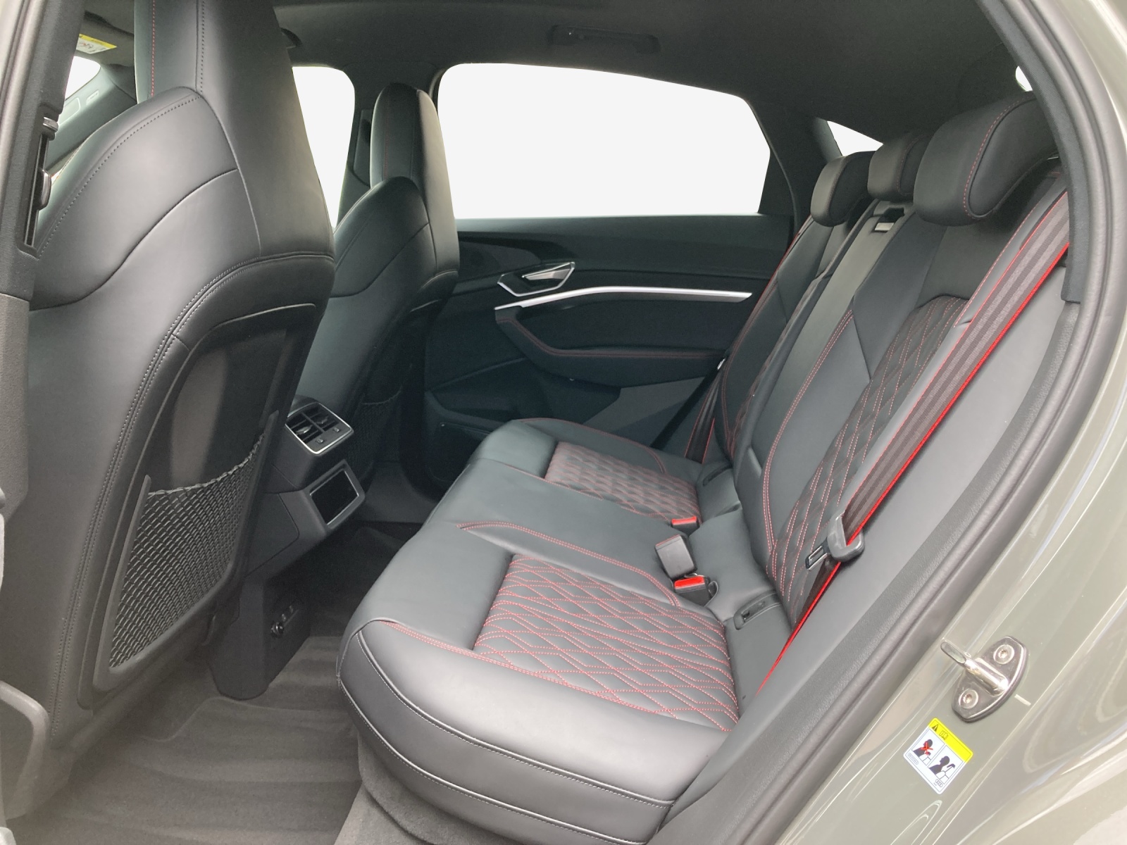 AUDI Q8 Sportback 50 e-tron Black Edition quattro-image-12