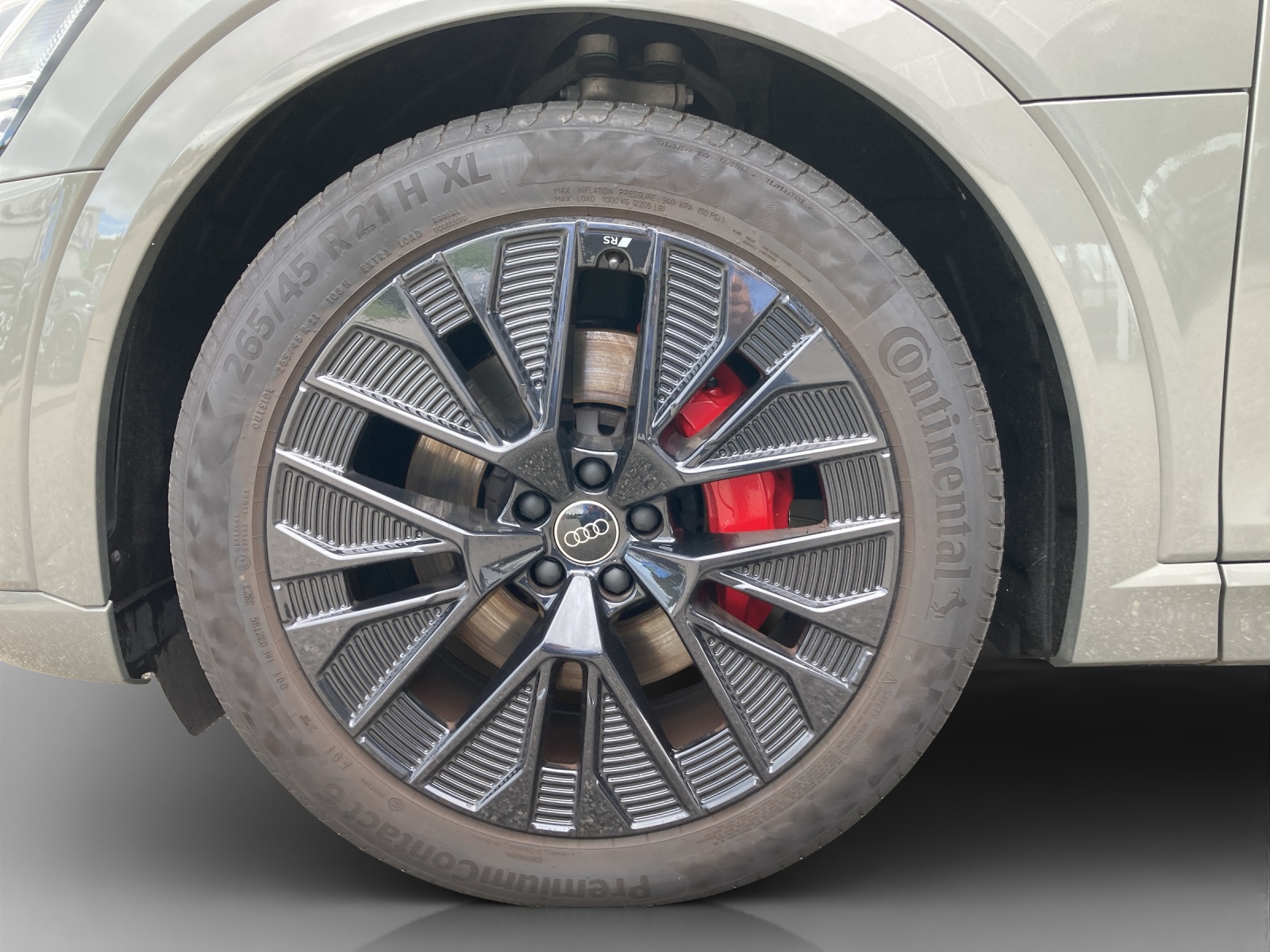 AUDI Q8 Sportback 50 e-tron Black Edition quattro-image-16