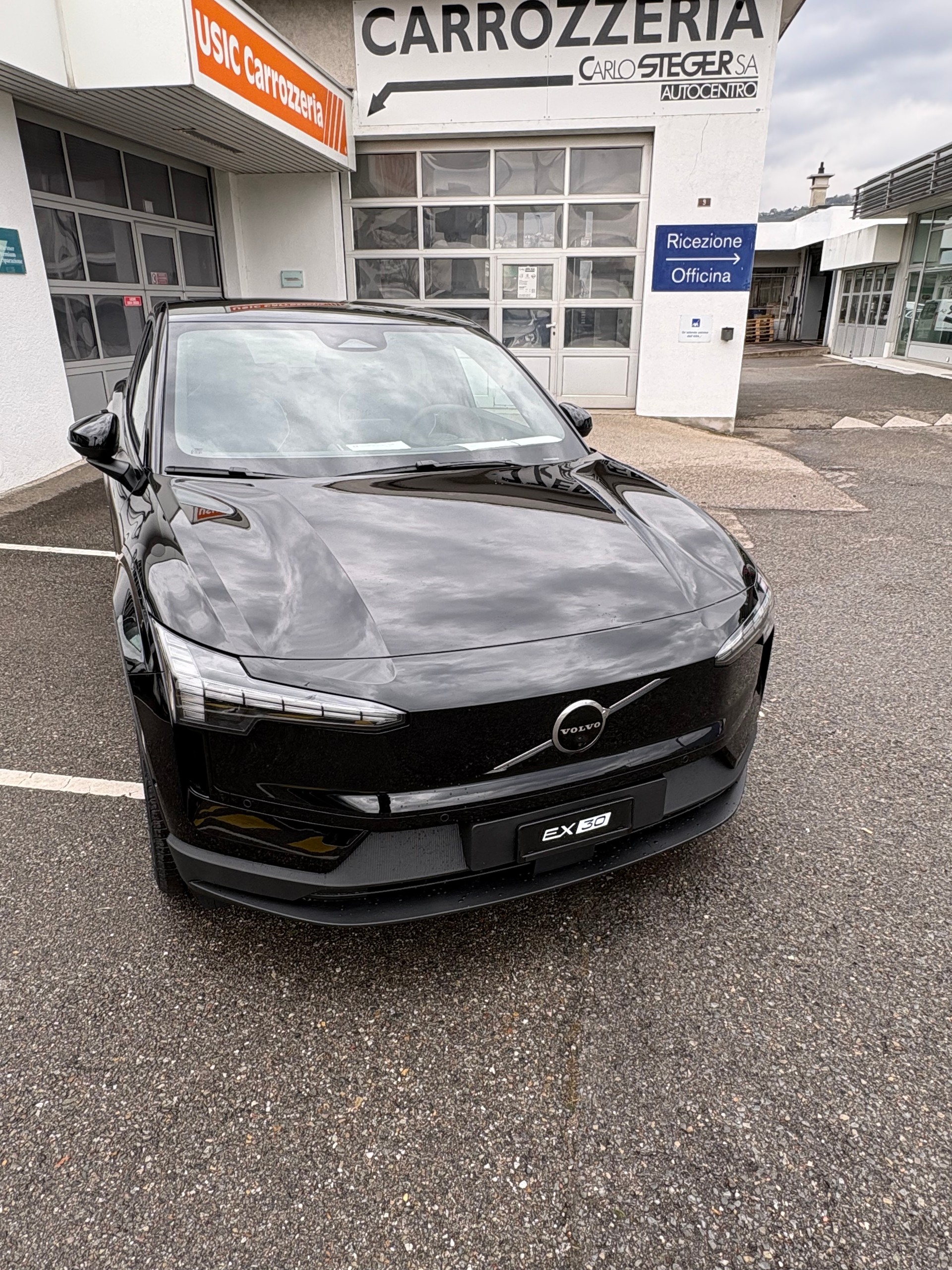 VOLVO EX30 E60 69kWh Single Motor Extended Range Ultra-image-1