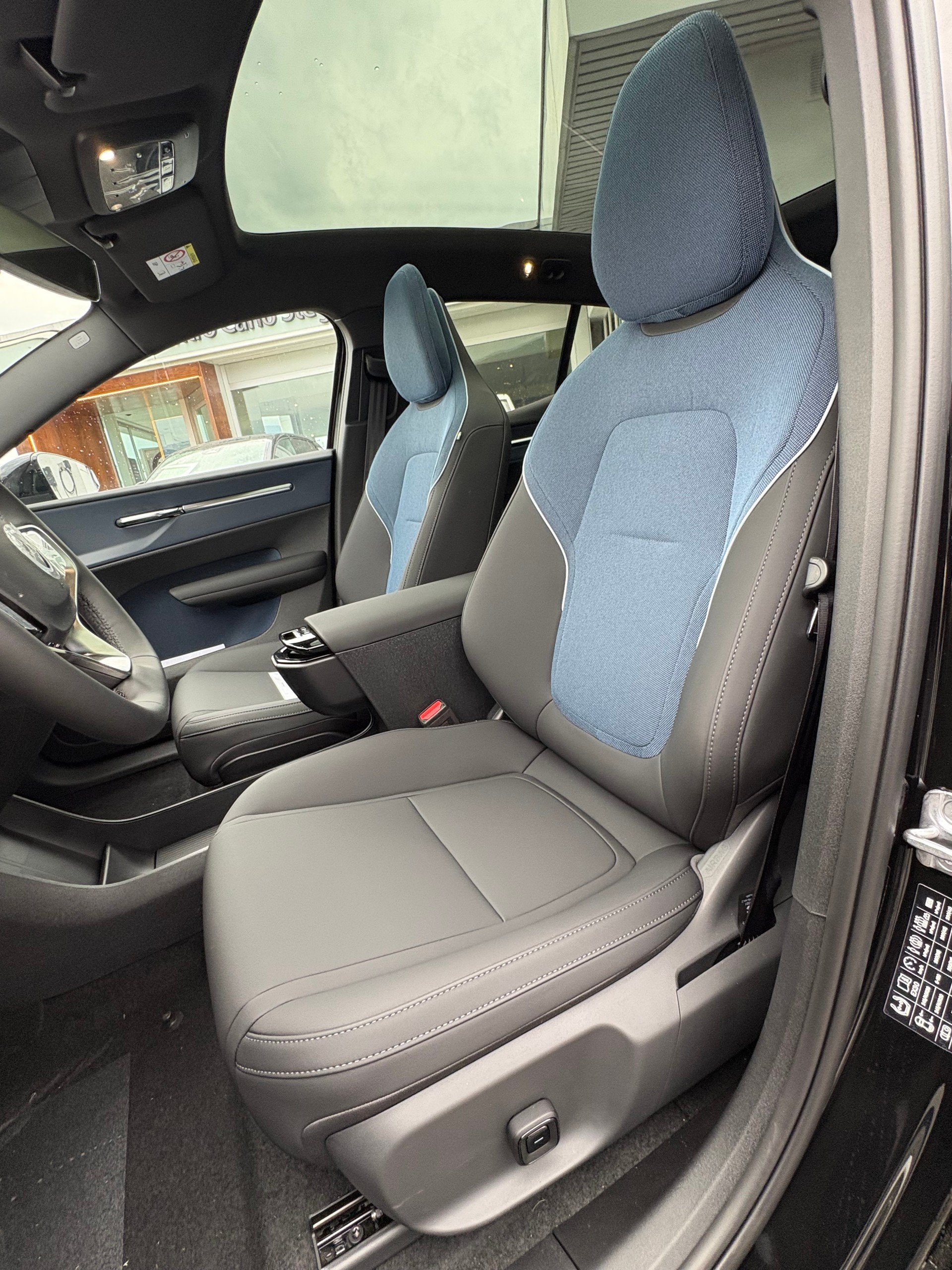 VOLVO EX30 E60 69kWh Single Motor Extended Range Ultra-image-5