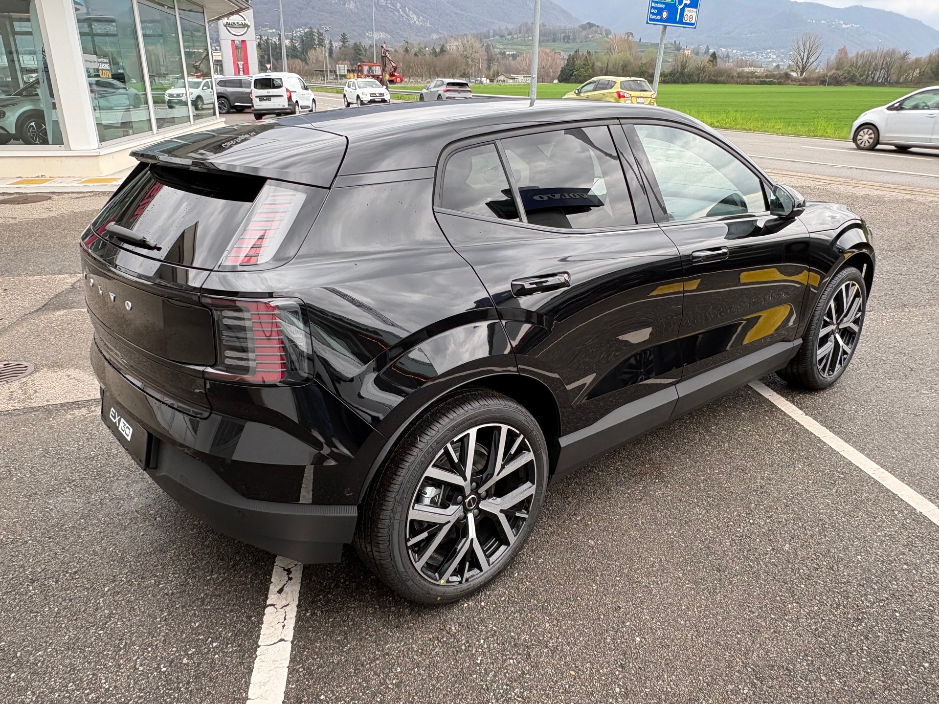 VOLVO EX30 E60 69kWh Single Motor Extended Range Ultra-image-3