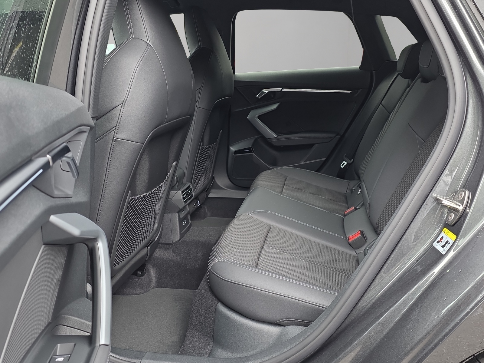 AUDI A3 Sportback TFSI 110 kW S line Attraction S tronic-image-8