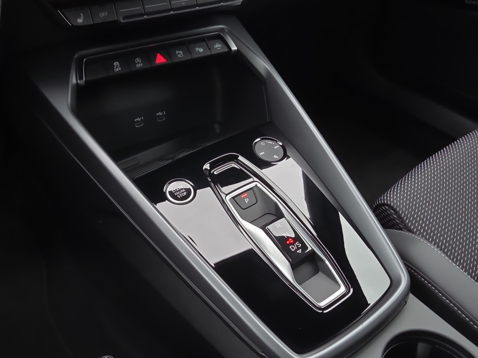 AUDI A3 Sportback TFSI 110 kW S line Attraction S tronic-image-13