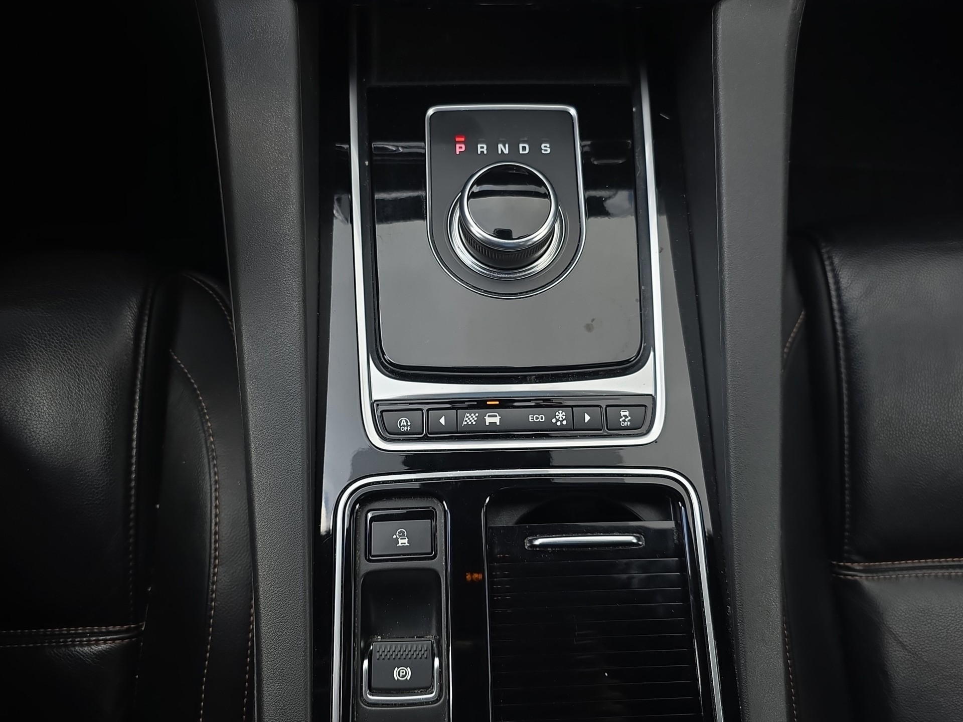 JAGUAR F-Pace 25d Prestige Advantage AWD Automatik-image-13
