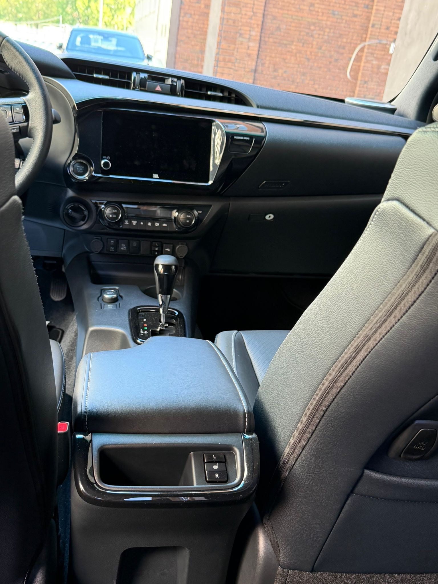 TOYOTA Hilux 2.8d MHEV Invincible Double Cab 4x4-image-11