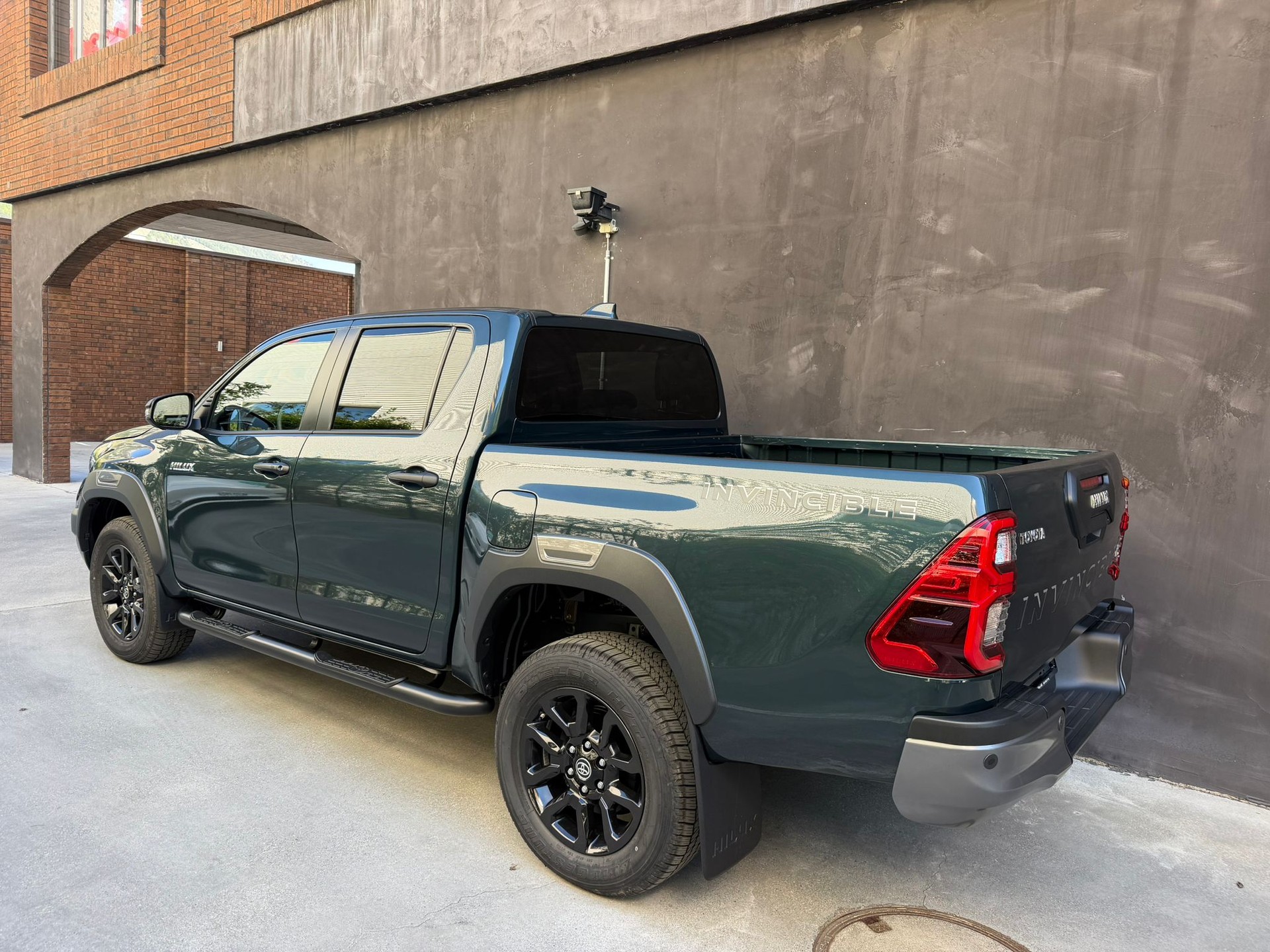 TOYOTA Hilux 2.8d MHEV Invincible Double Cab 4x4-image-4