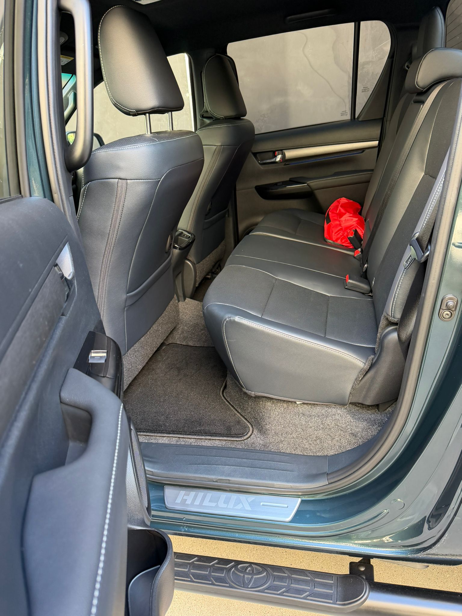 TOYOTA Hilux 2.8d MHEV Invincible Double Cab 4x4-image-10
