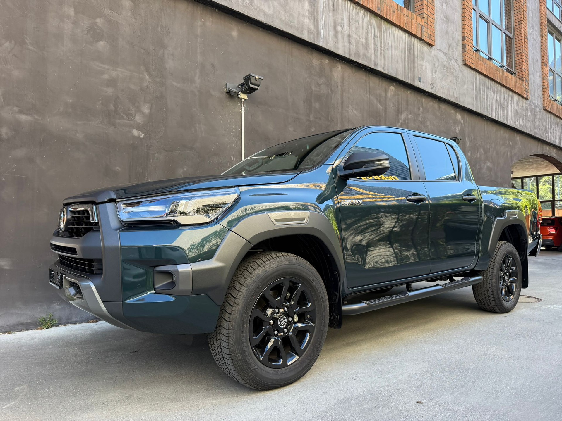 TOYOTA Hilux 2.8d MHEV Invincible Double Cab 4x4-image-3