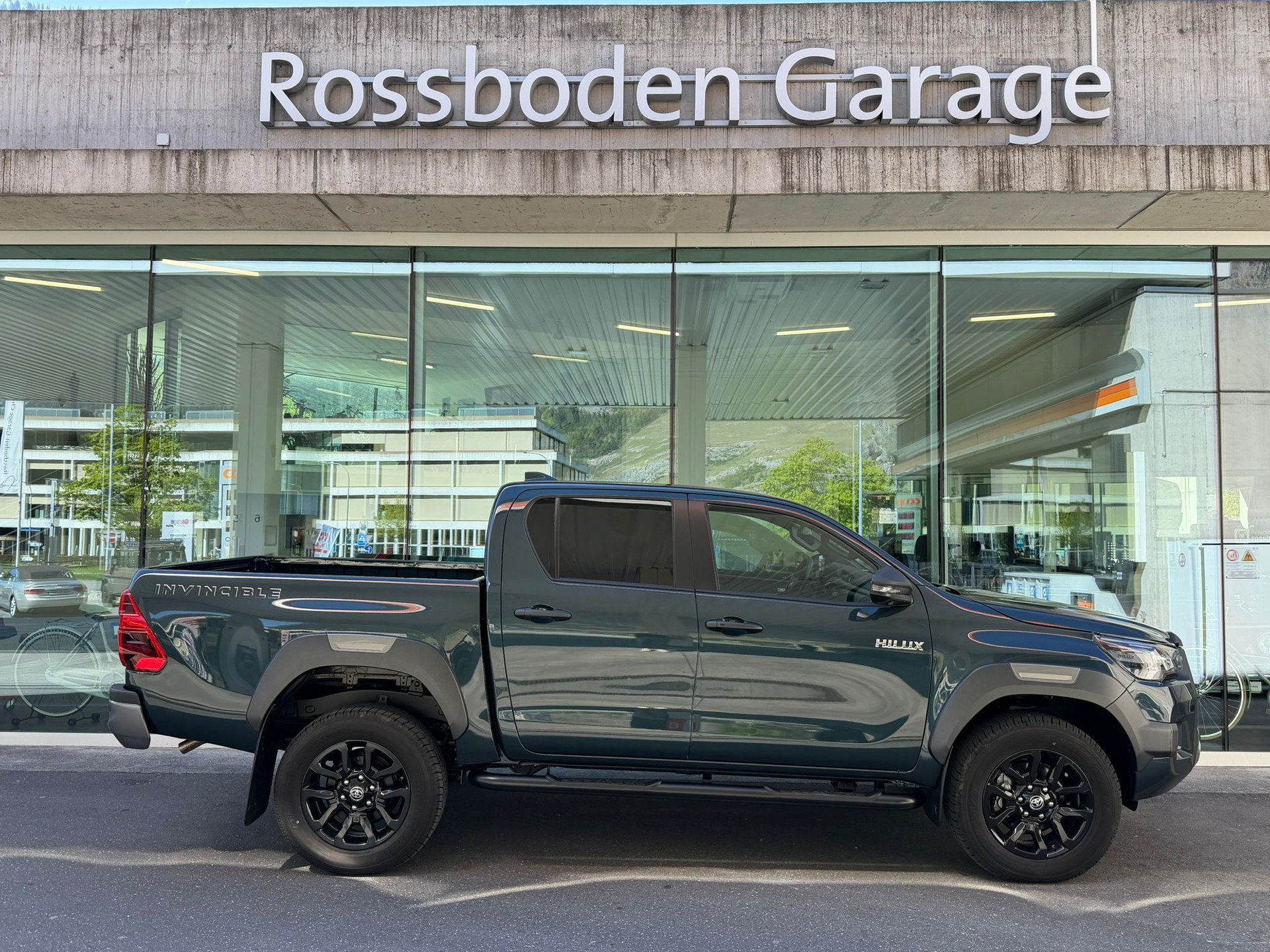 TOYOTA Hilux 2.8d MHEV Invincible Double Cab 4x4-image-1