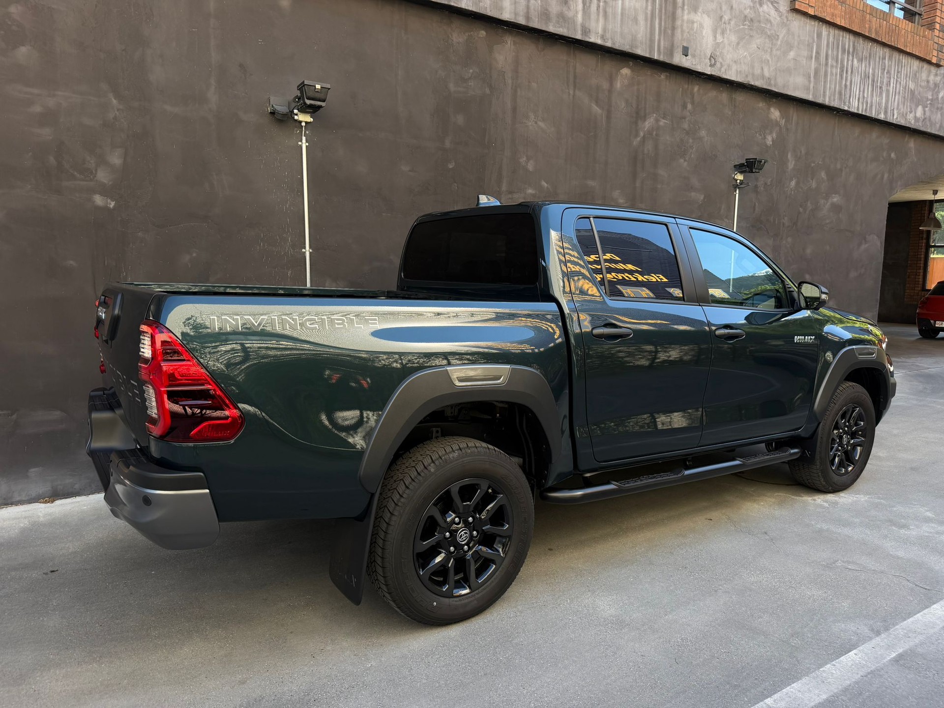 TOYOTA Hilux 2.8d MHEV Invincible Double Cab 4x4-image-6