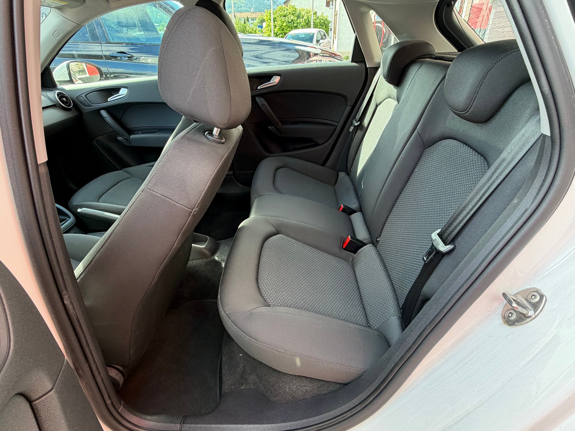 AUDI A1 Sportback 1.6 TDI-image-11
