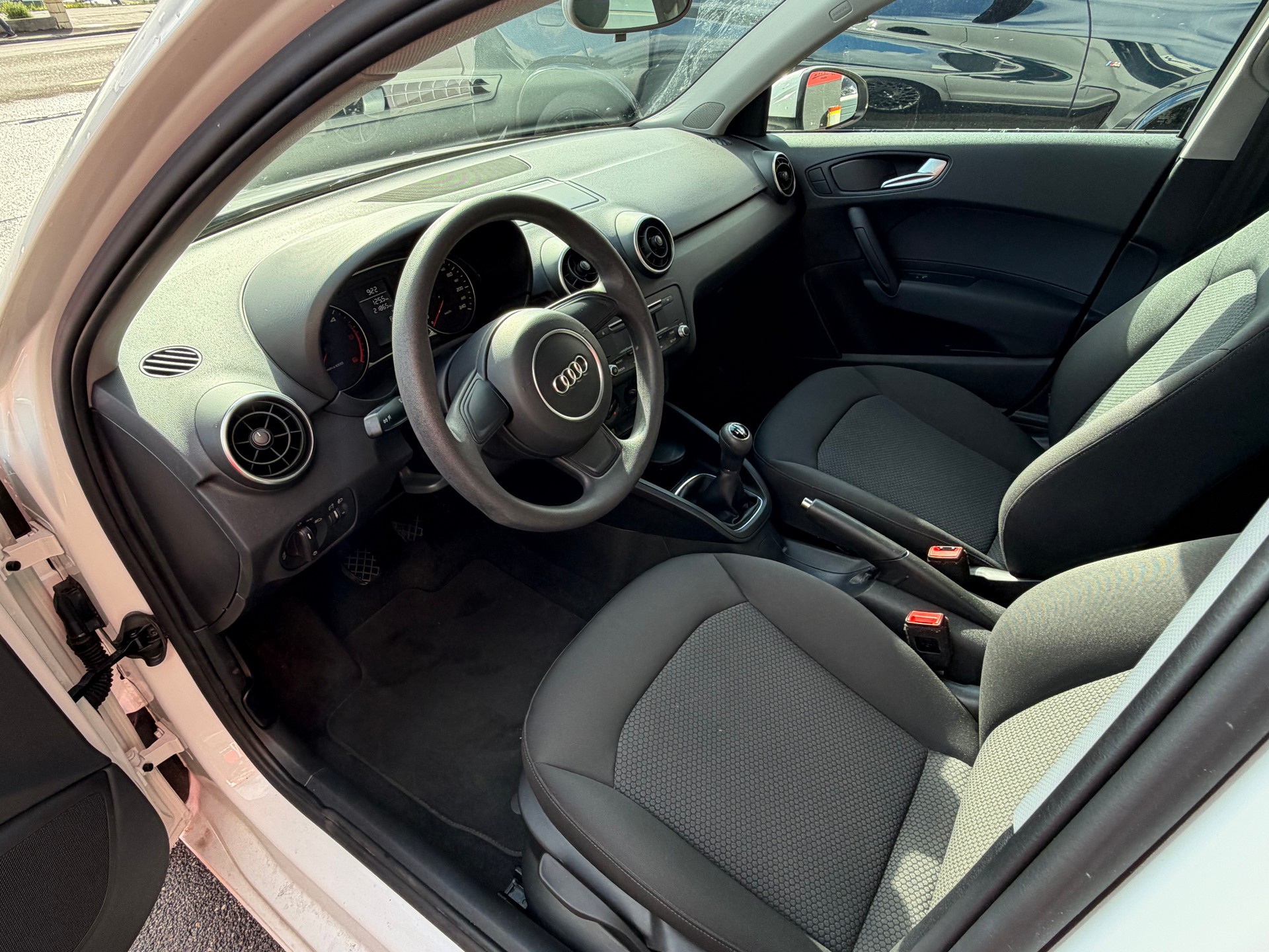 AUDI A1 Sportback 1.6 TDI-image-10