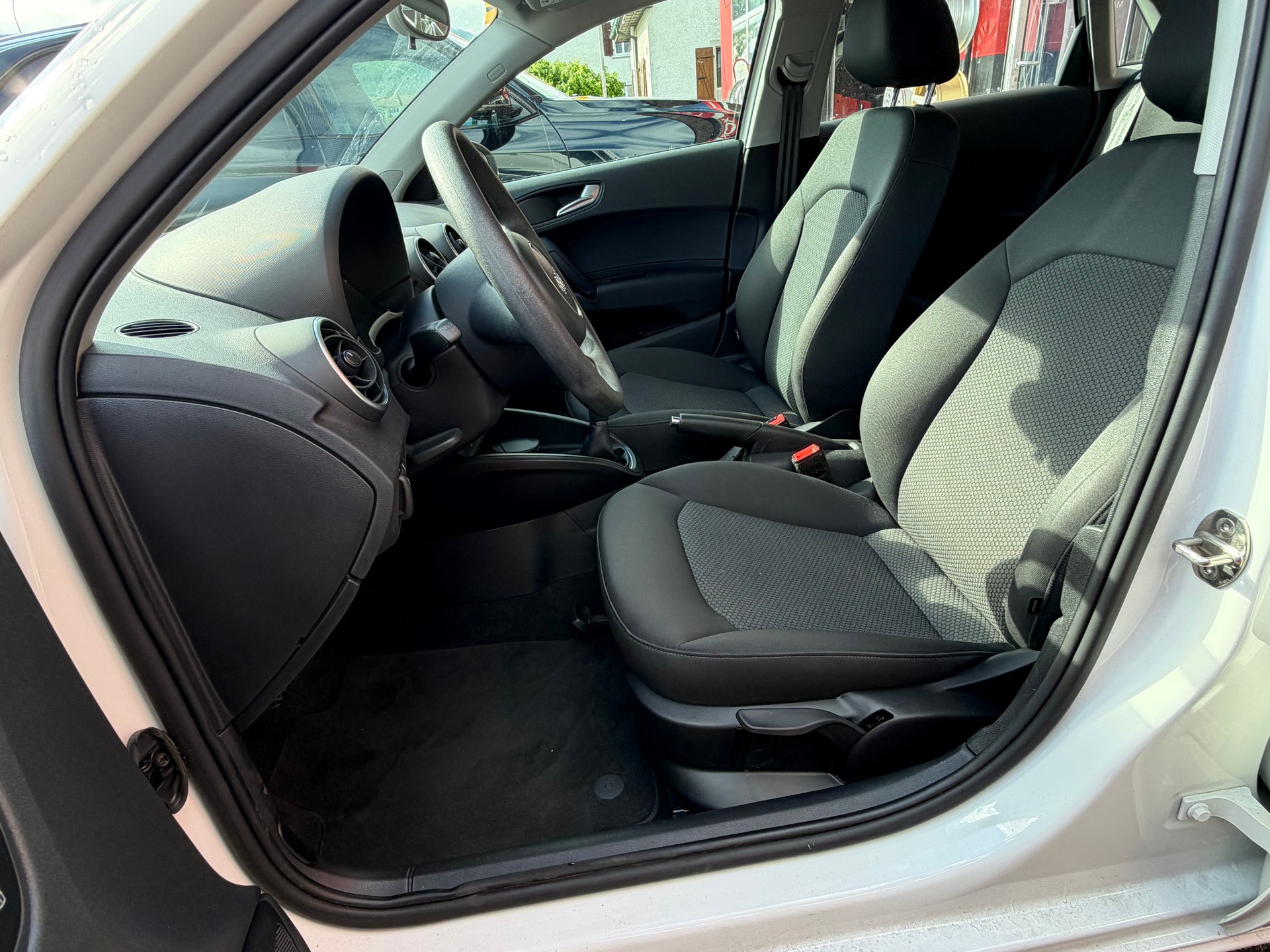 AUDI A1 Sportback 1.6 TDI-image-9