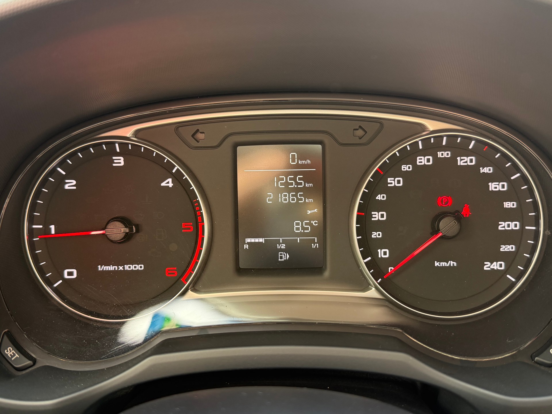 AUDI A1 Sportback 1.6 TDI-image-8