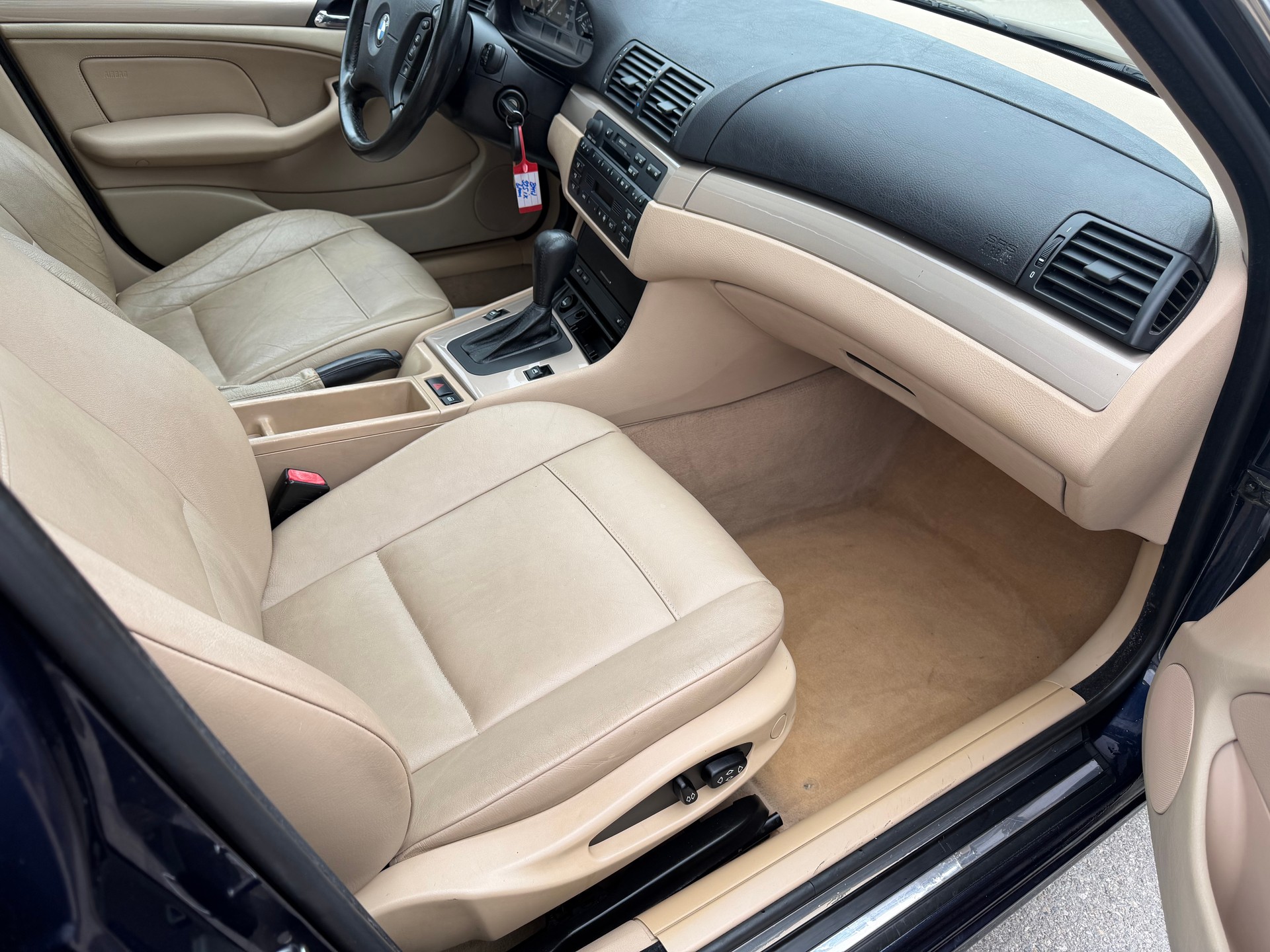 BMW 325xi-image-12