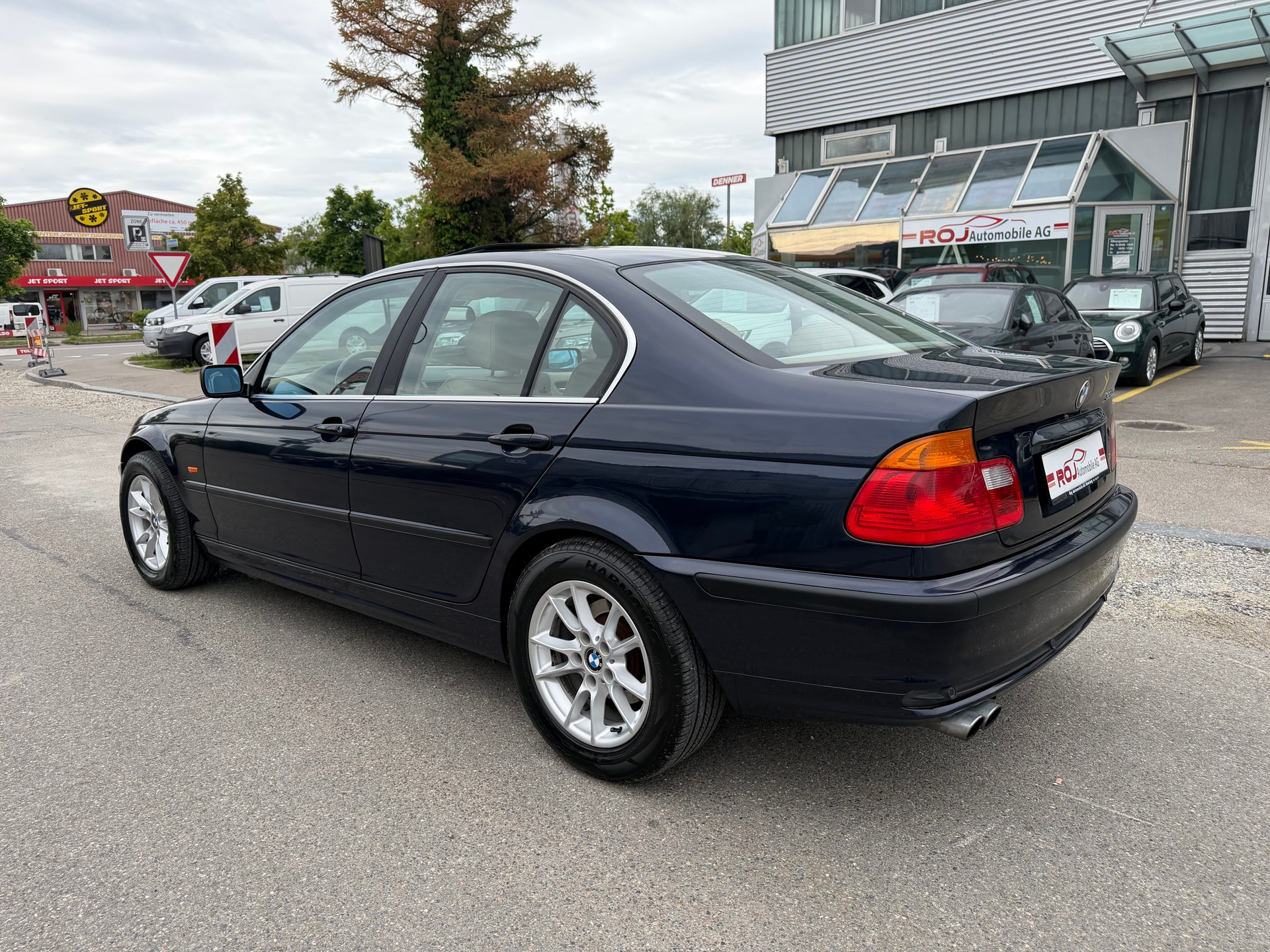 BMW 325xi-image-5
