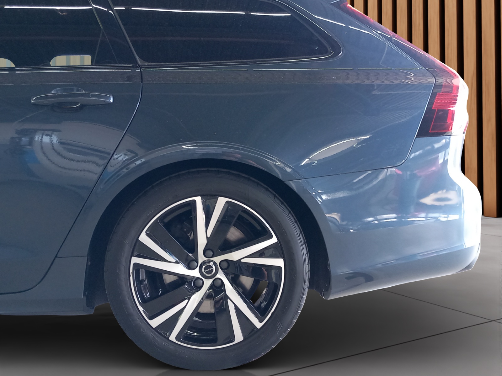 VOLVO V90 2.0 B5 R-Design AWD-image-9