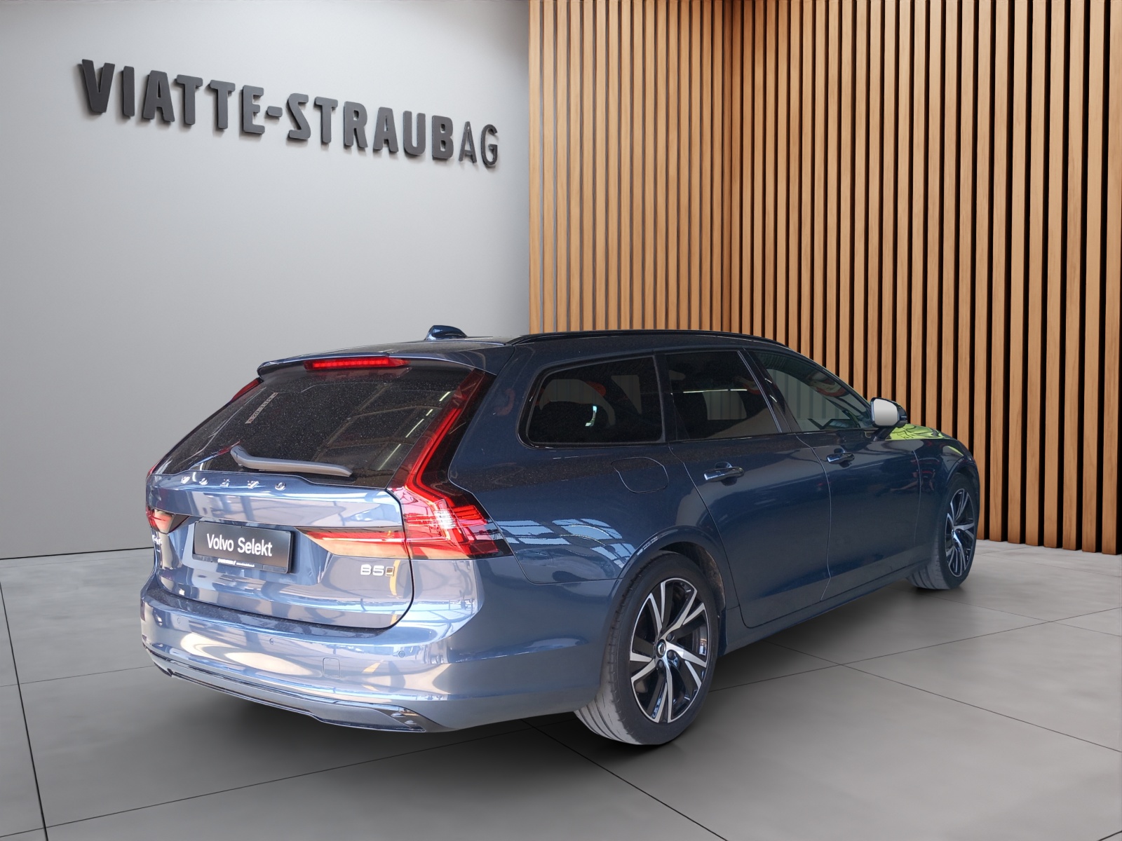 VOLVO V90 2.0 B5 R-Design AWD-image-2