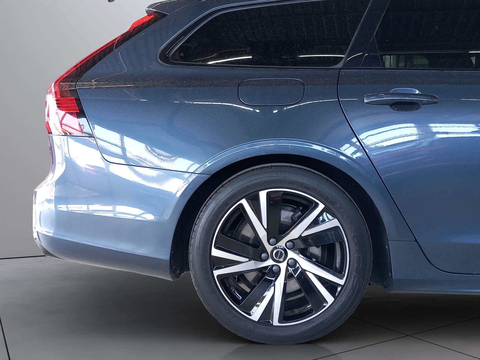 VOLVO V90 2.0 B5 R-Design AWD-image-10