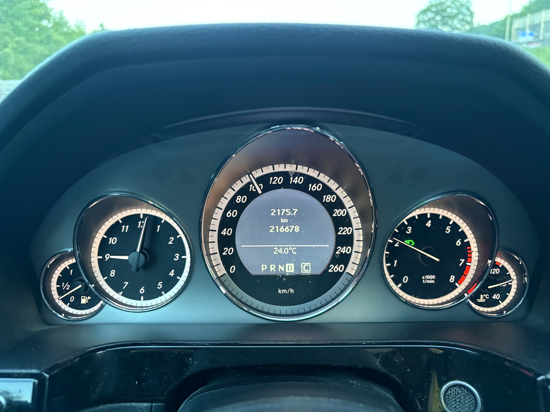 MERCEDES-BENZ E 200 CGI BlueEfficiency Avantgarde Automatic-image-14