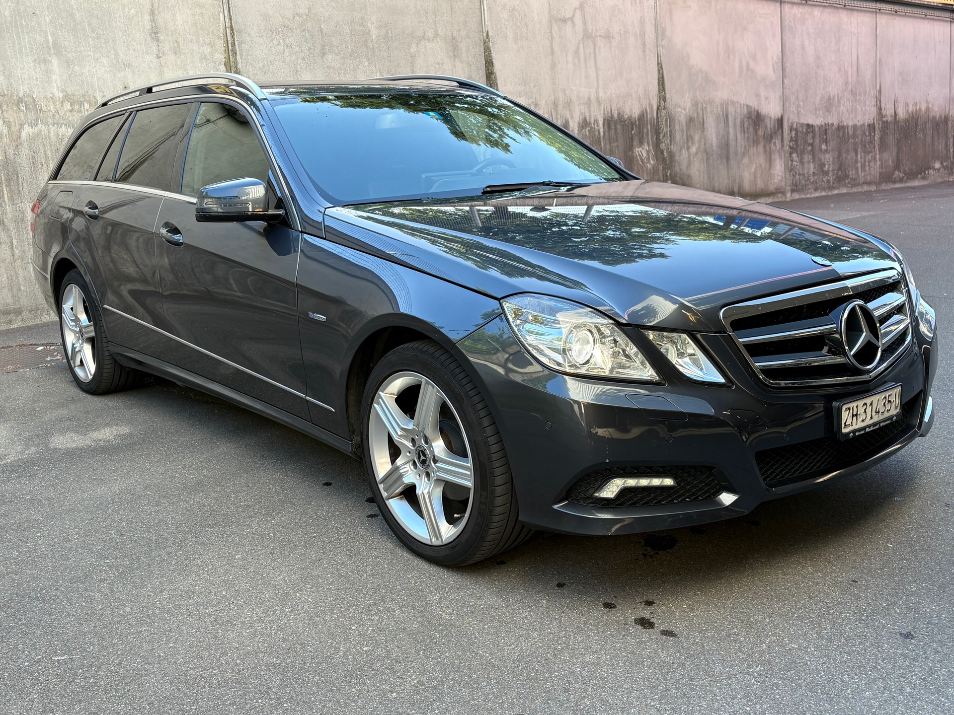 MERCEDES-BENZ E 200 CGI BlueEfficiency Avantgarde Automatic-image-1