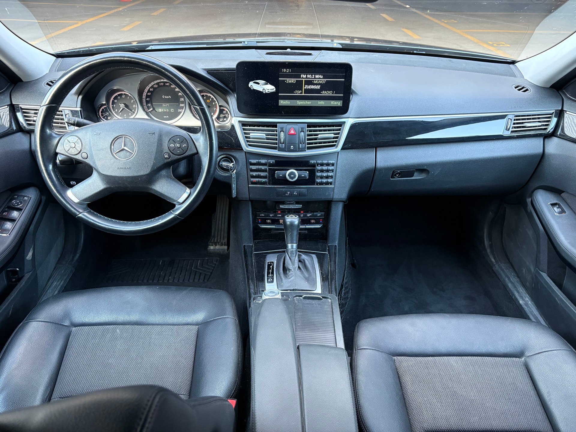 MERCEDES-BENZ E 200 CGI BlueEfficiency Avantgarde Automatic-image-7