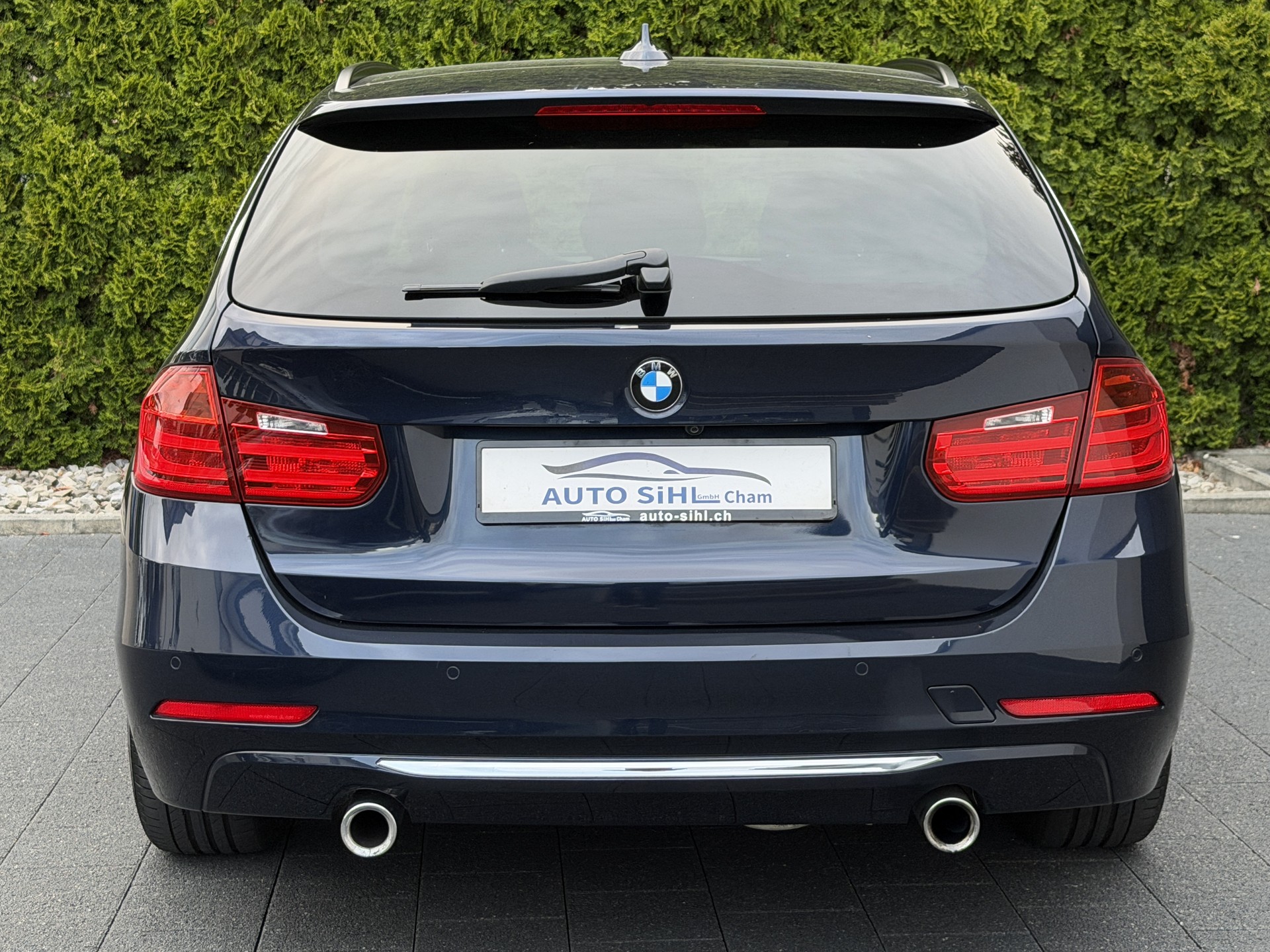 BMW 335i xDrive Touring Luxury Line Steptronic / CH-Fahrzeug-image-8